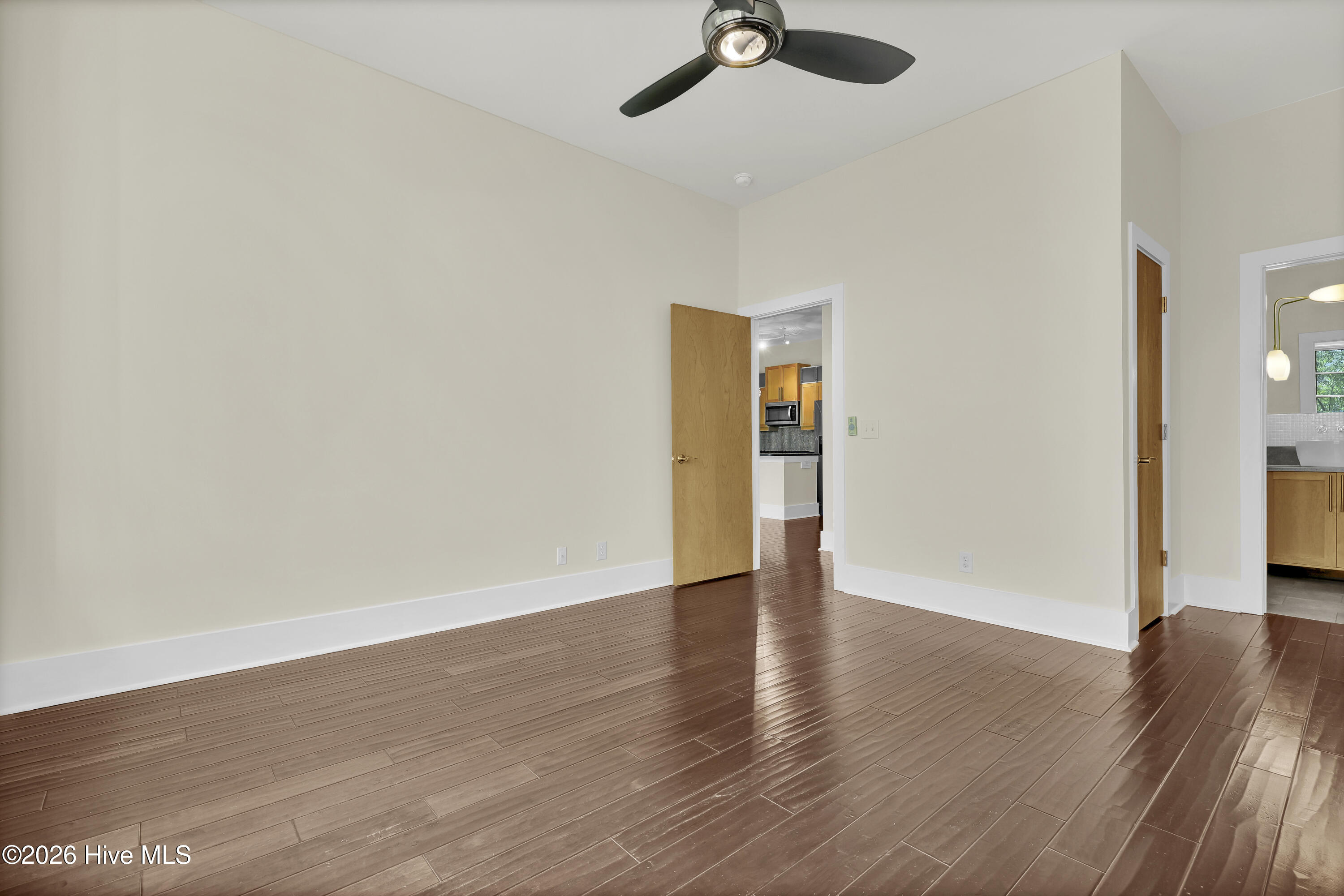 100566335 | Photo 26