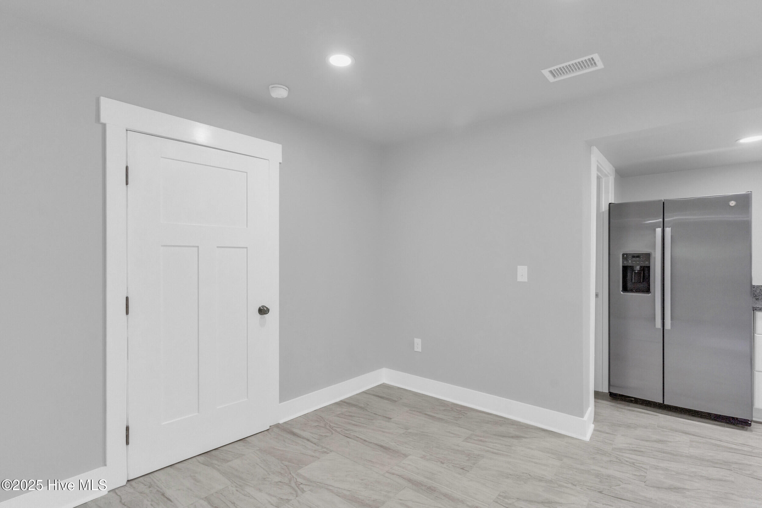 100560014 | Photo 11