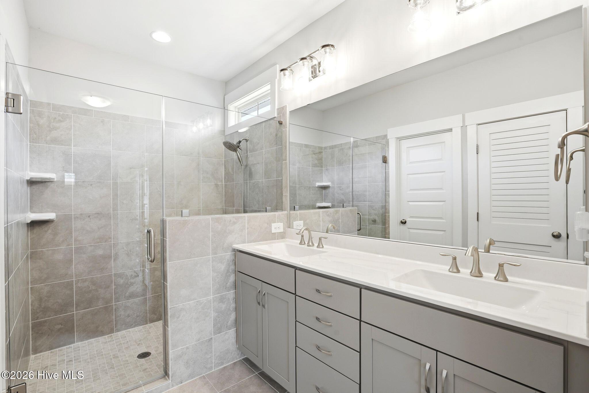 100565141 | Photo 18