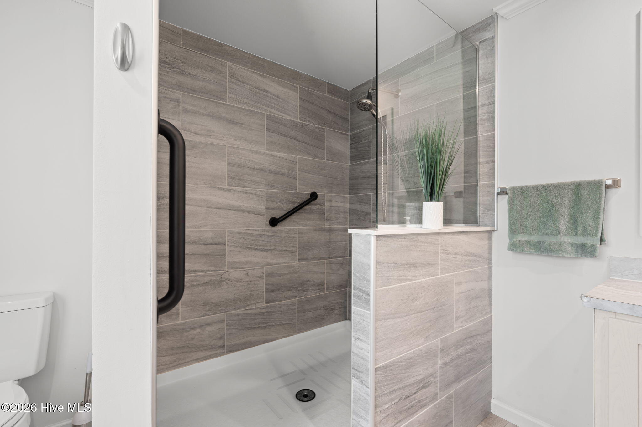 100567868 | Photo 16