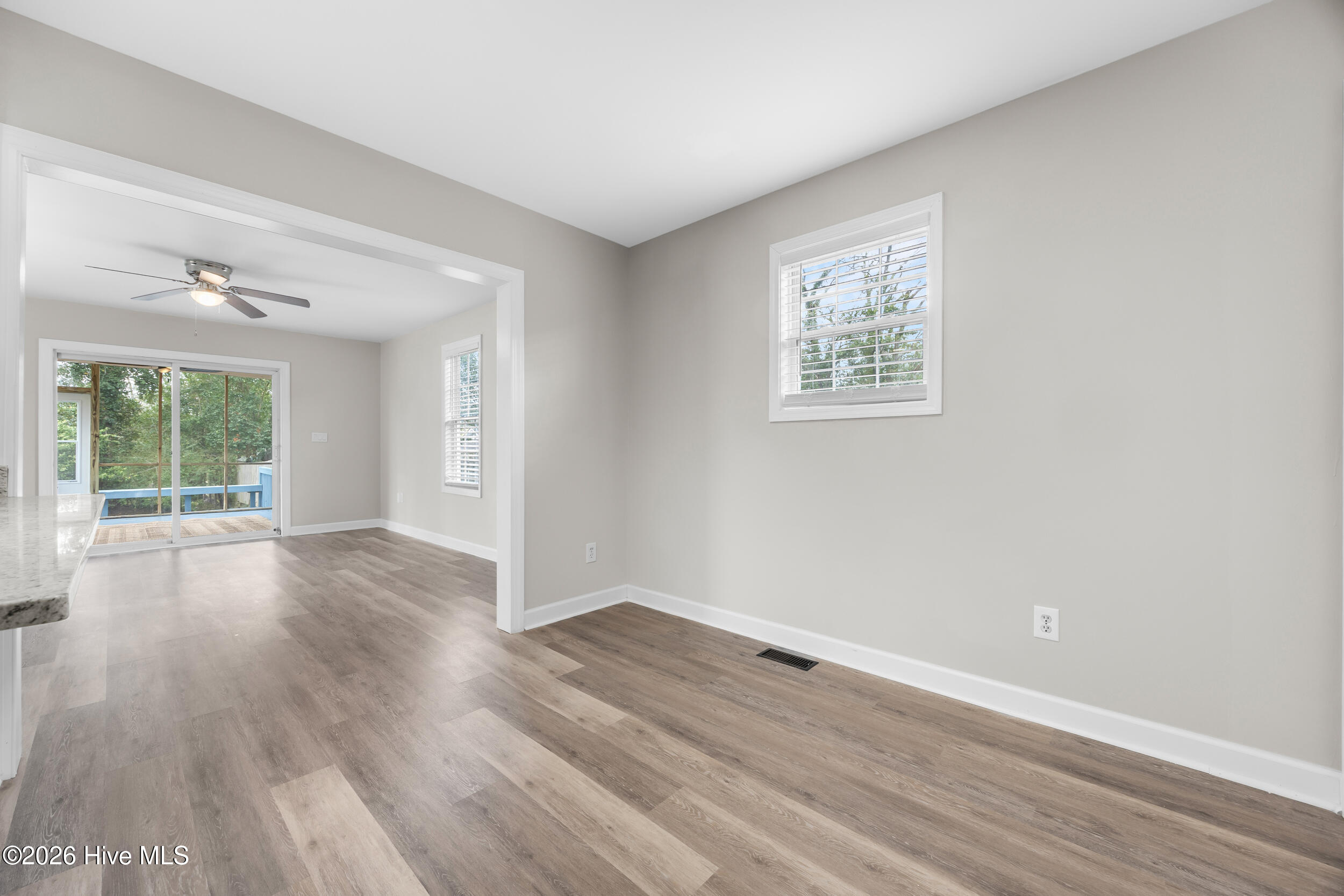 100558916 | Photo 22