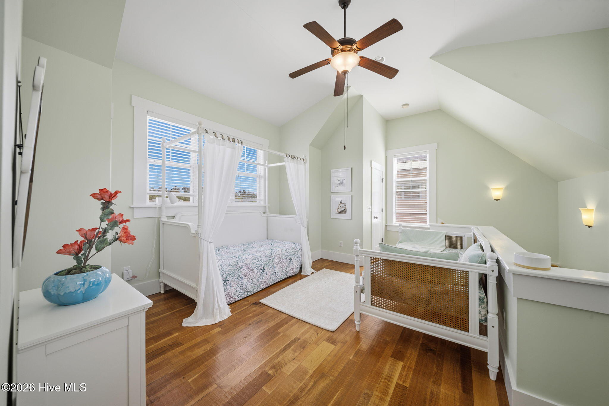 100568047 | Photo 30