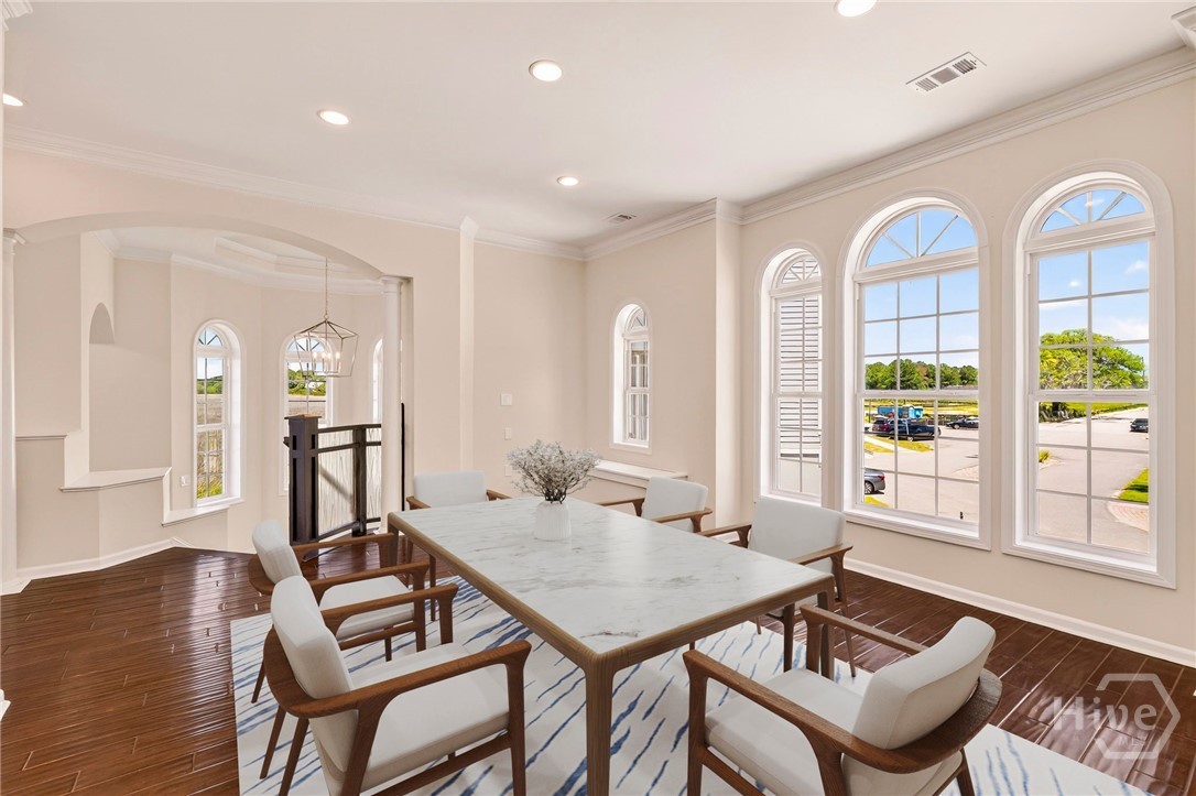 virtually staged dining,  can fit expansive table to accommodate large gatherings