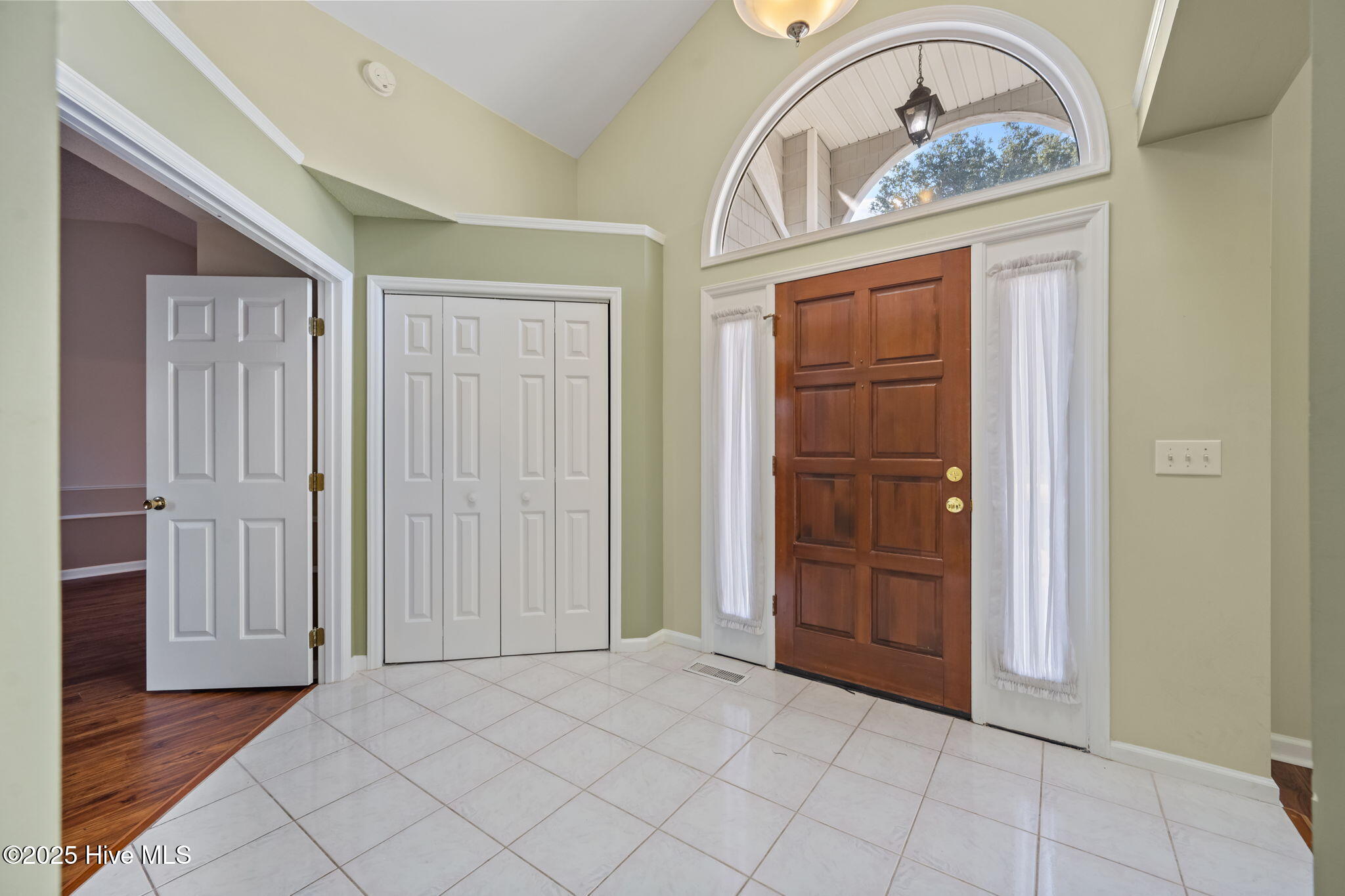 100542327 | Photo 13