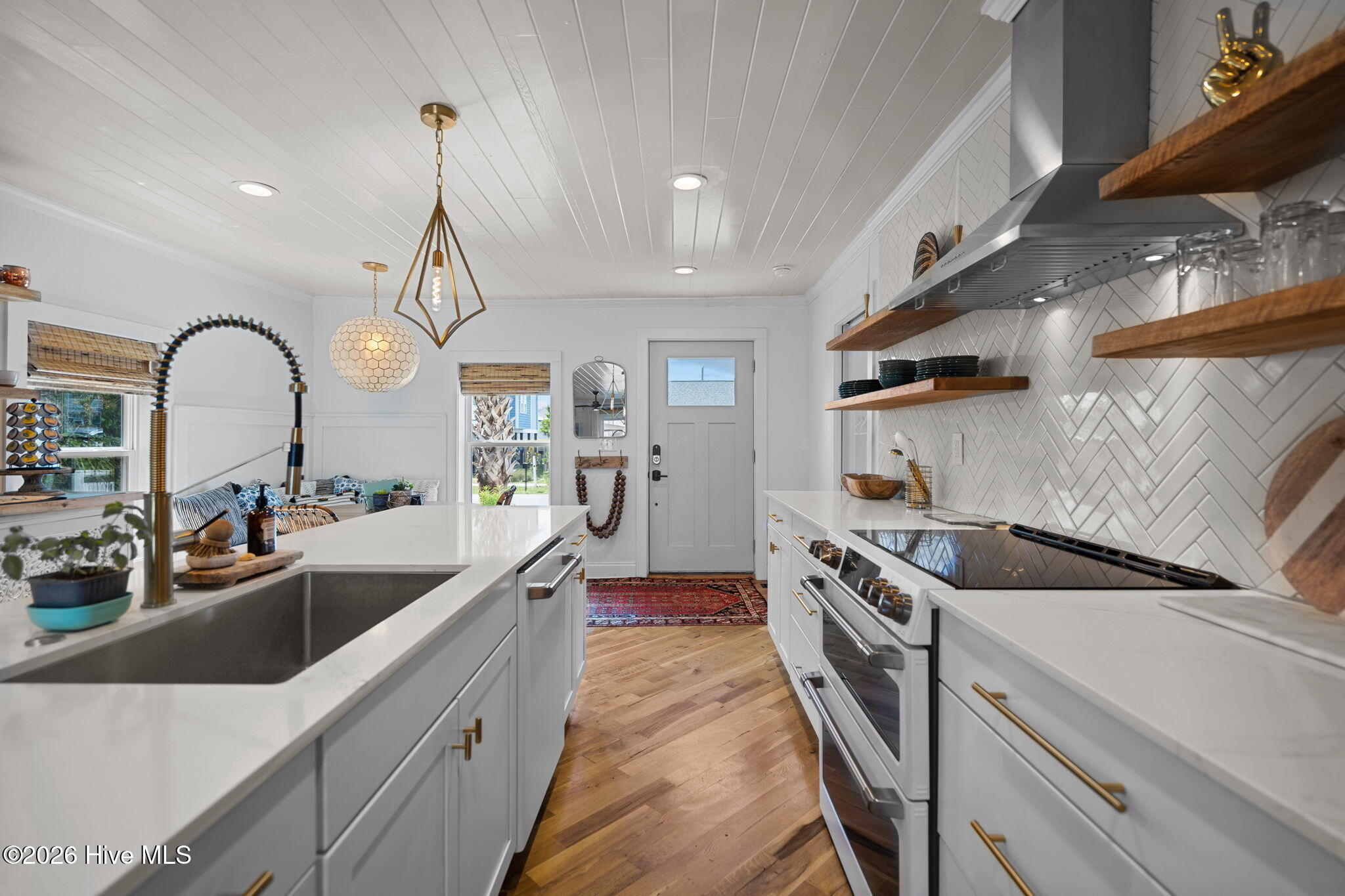 100560357 | Photo 14