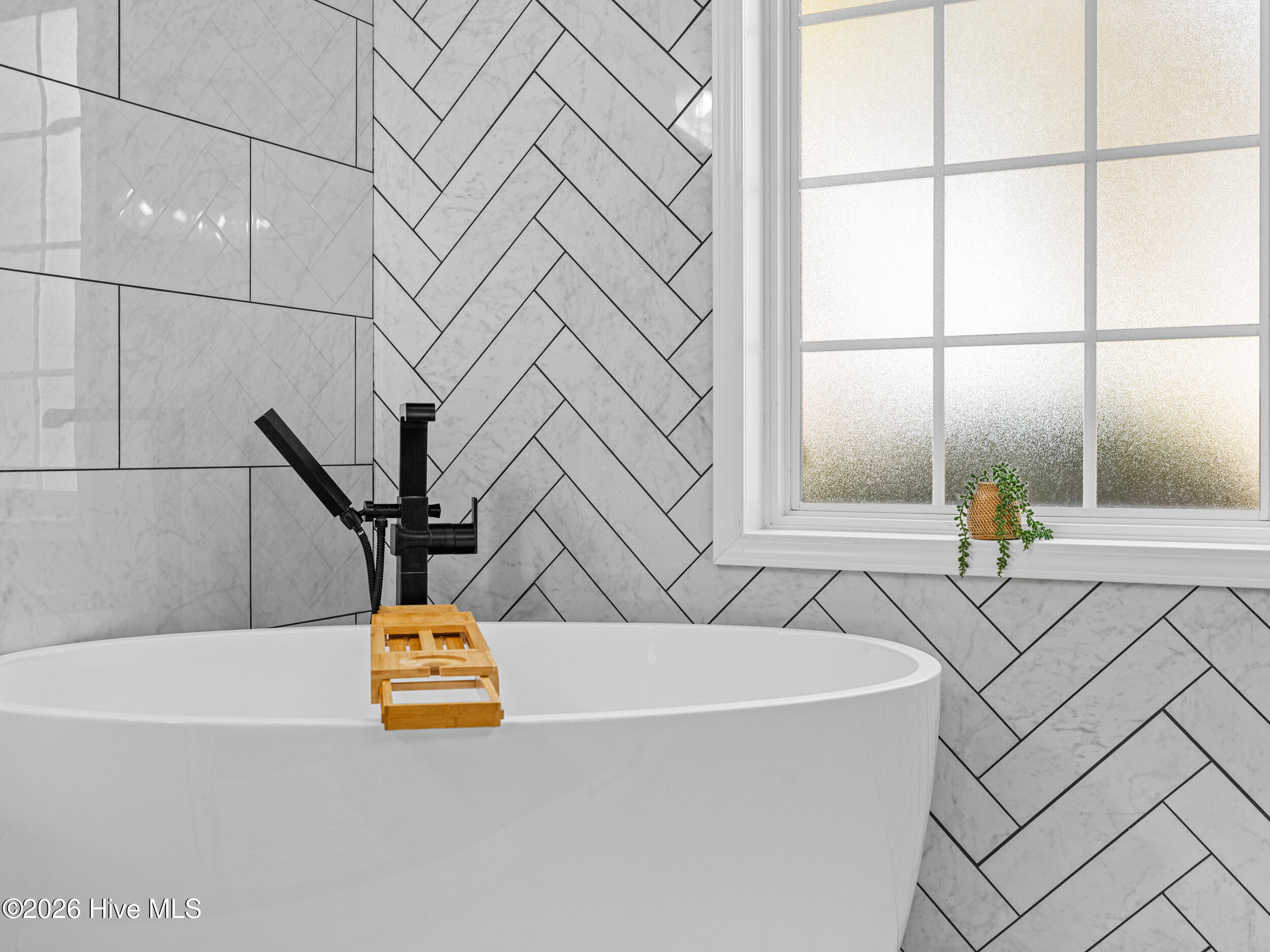 100557590 | Photo 50