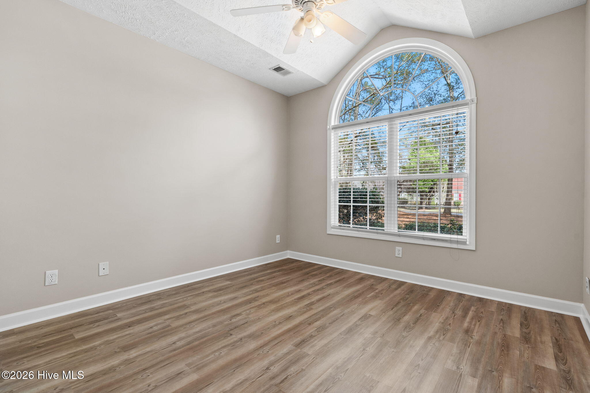 100559407 | Photo 28