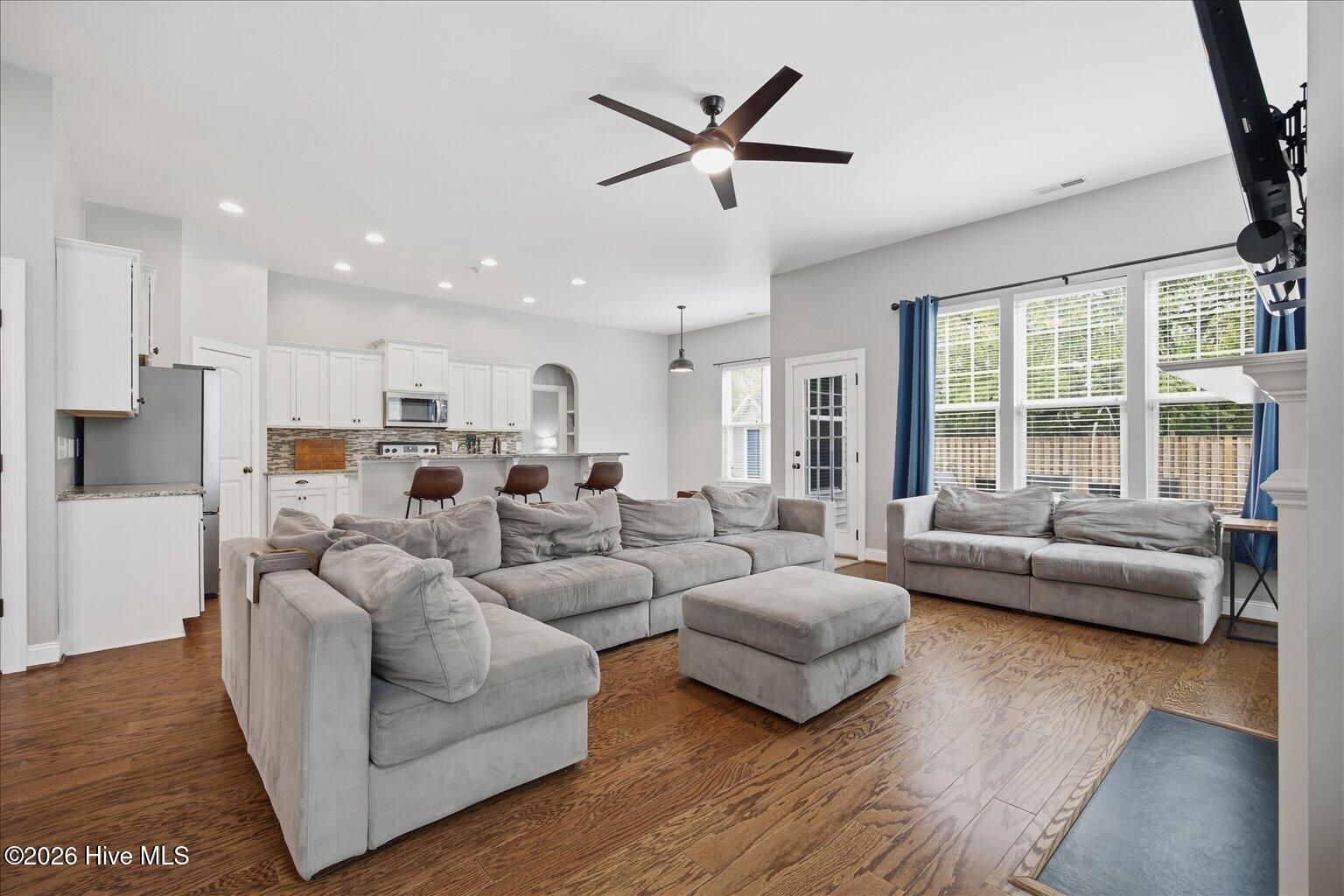 100565930 | Photo 14