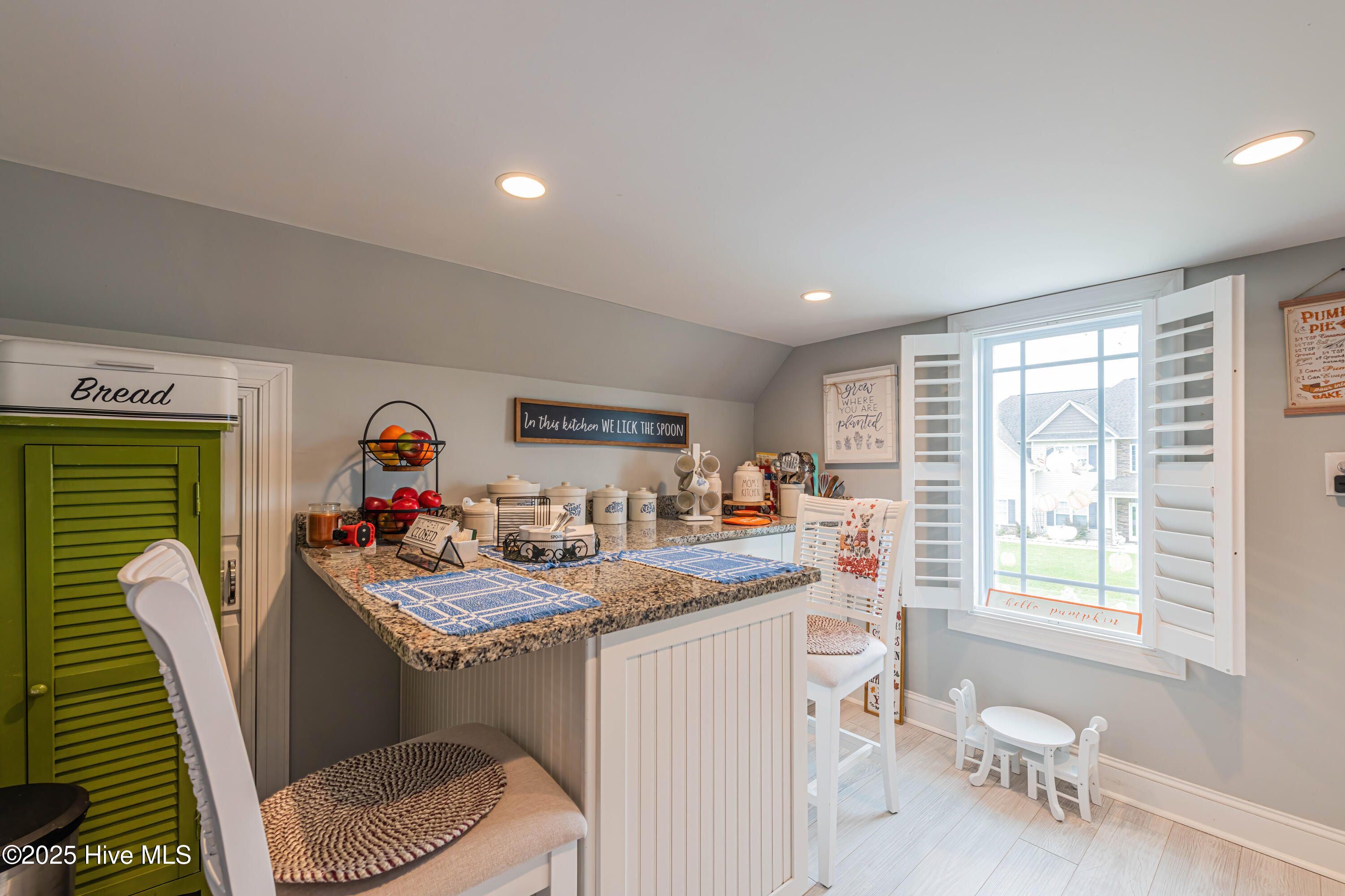 100524839 | Photo 65