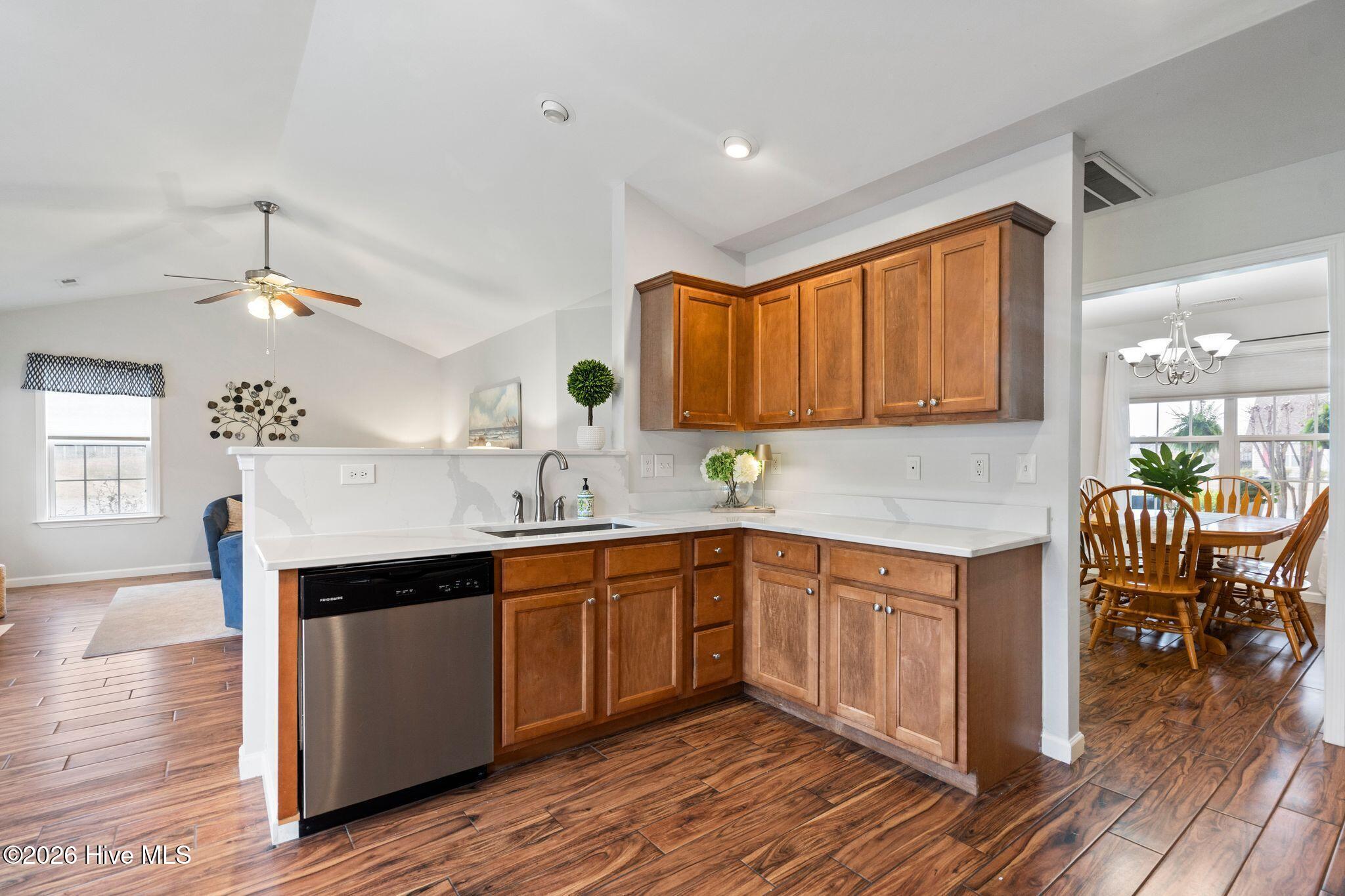 100557294 | Photo 16