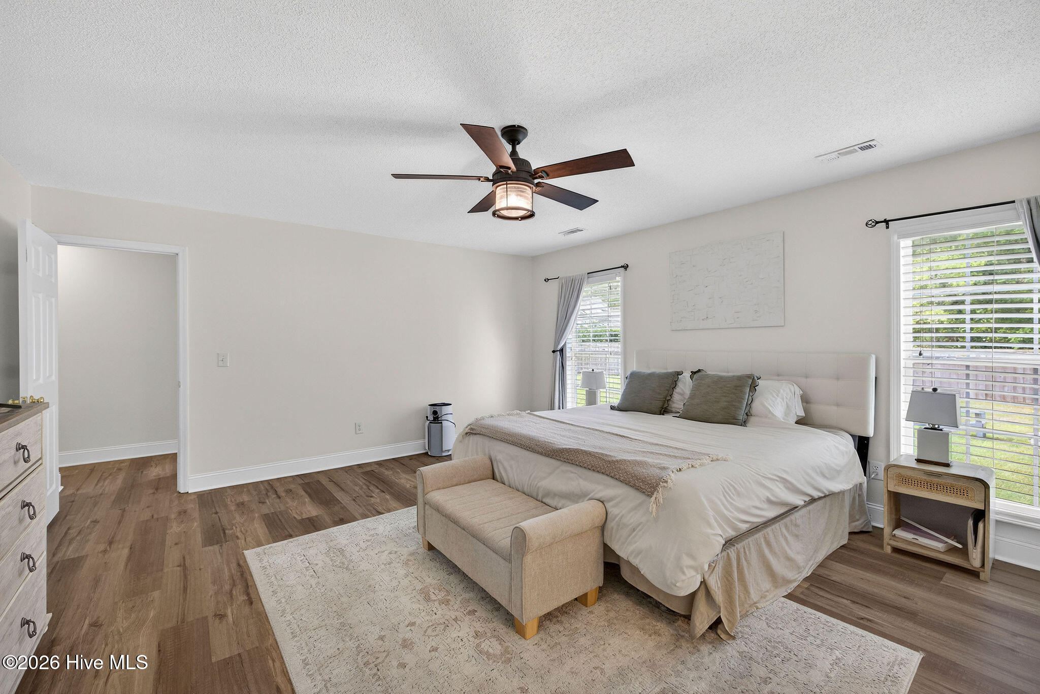 100565876 | Photo 24