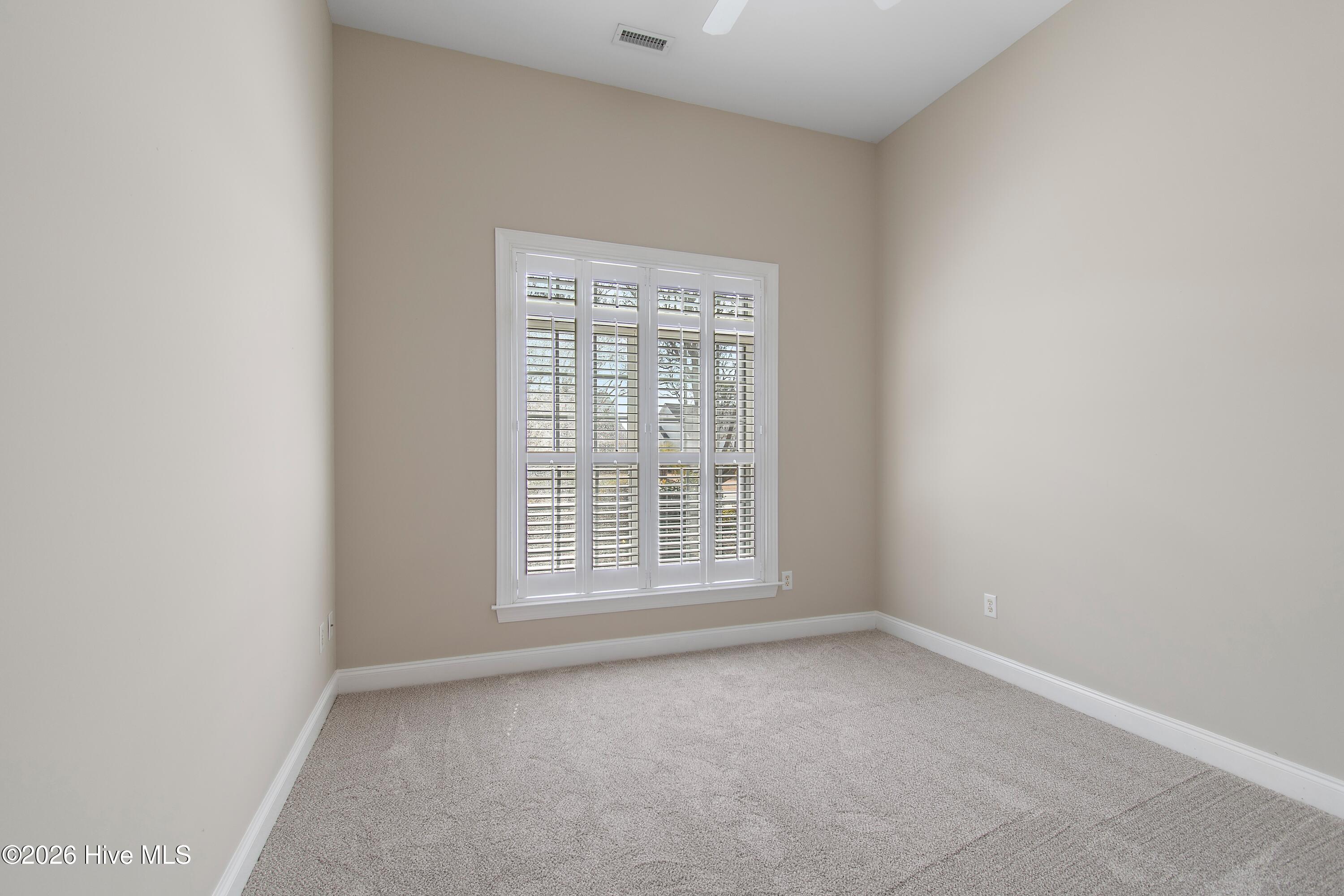 100561383 | Photo 32