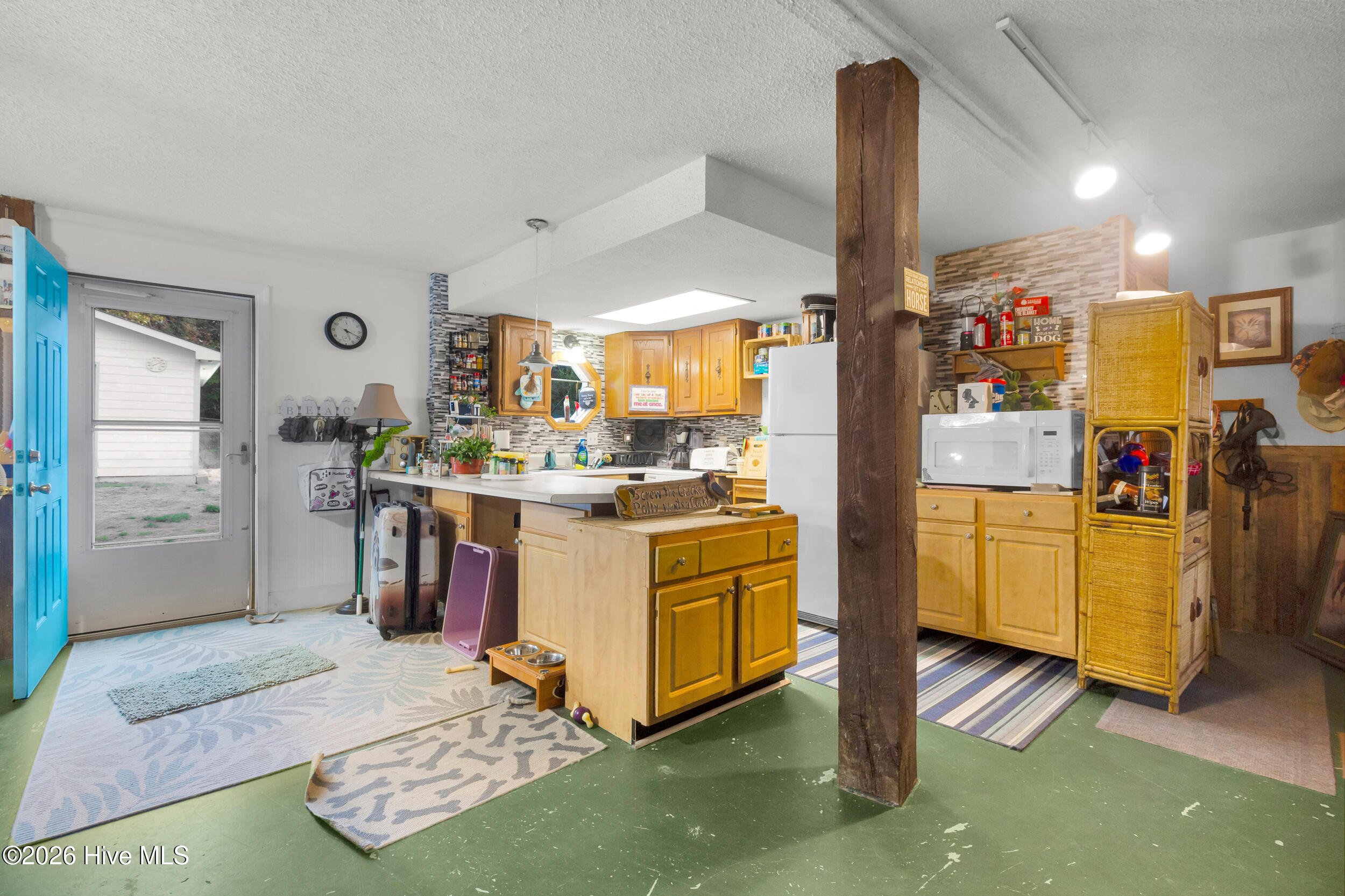 100560097 | Photo 21