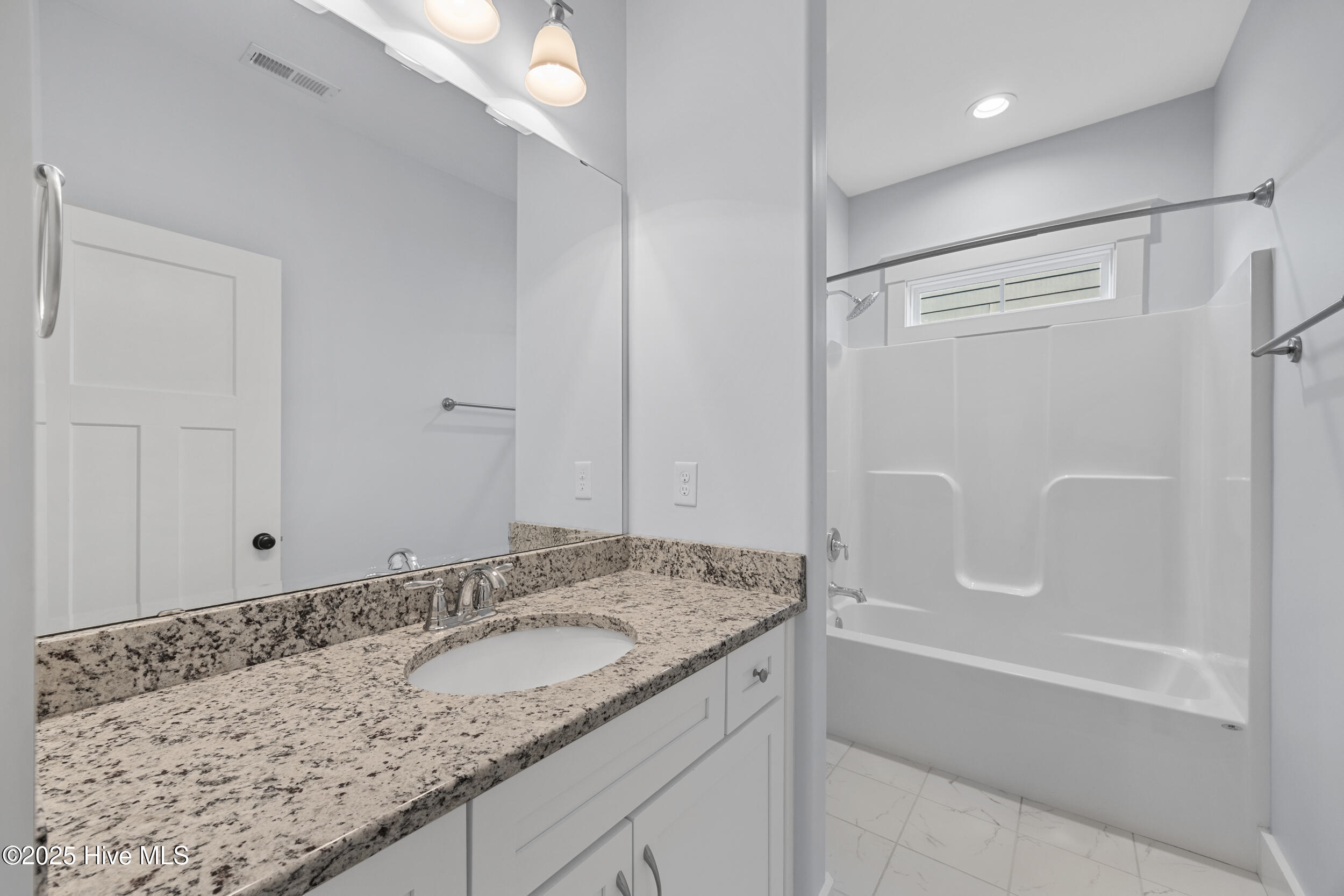 100545820 | Photo 23