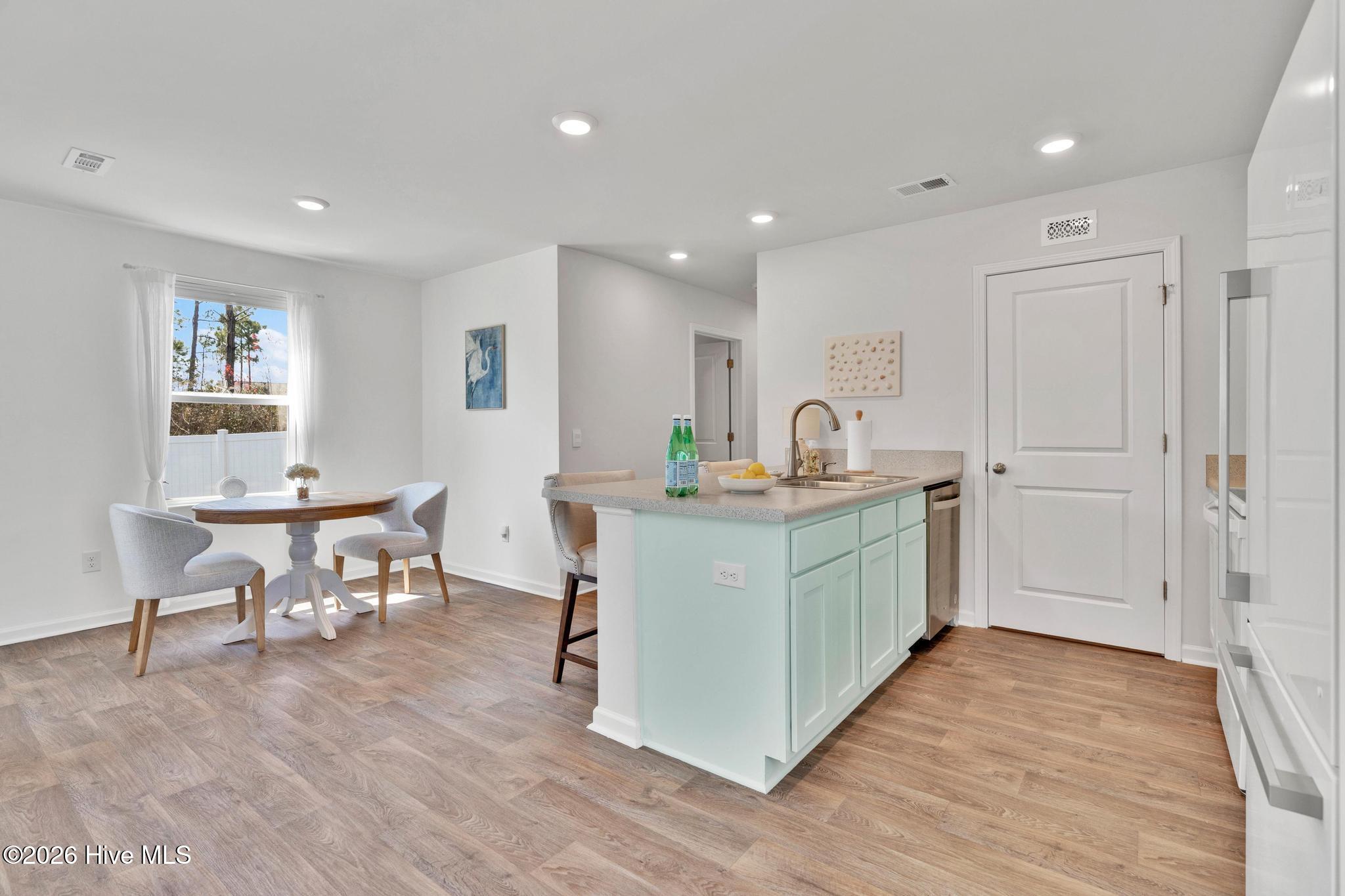 100563987 | Photo 14