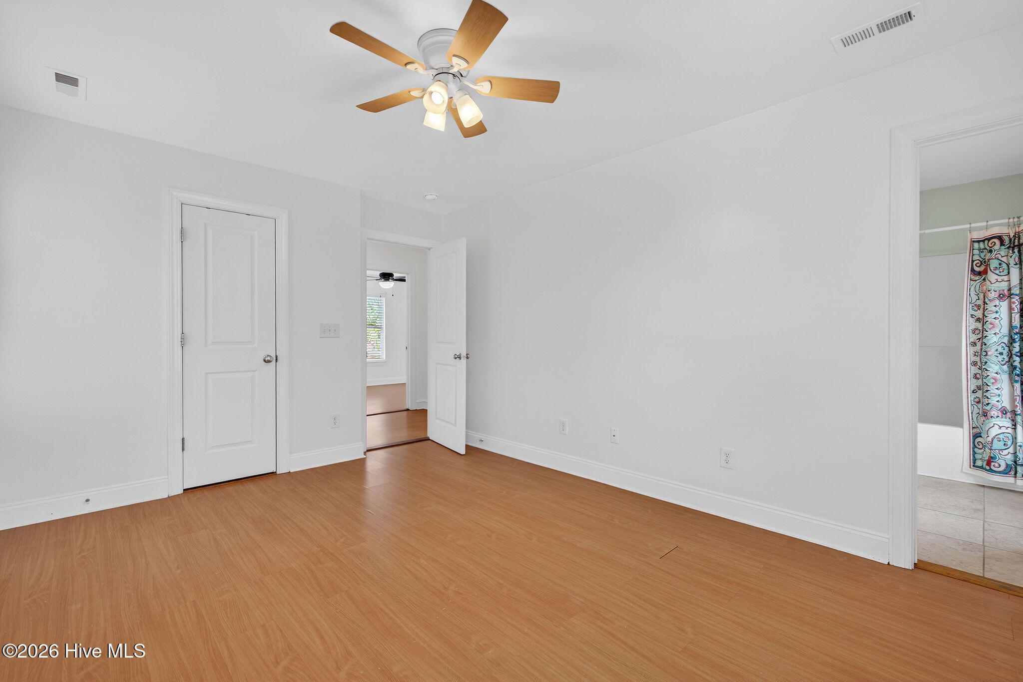 100550770 | Photo 24