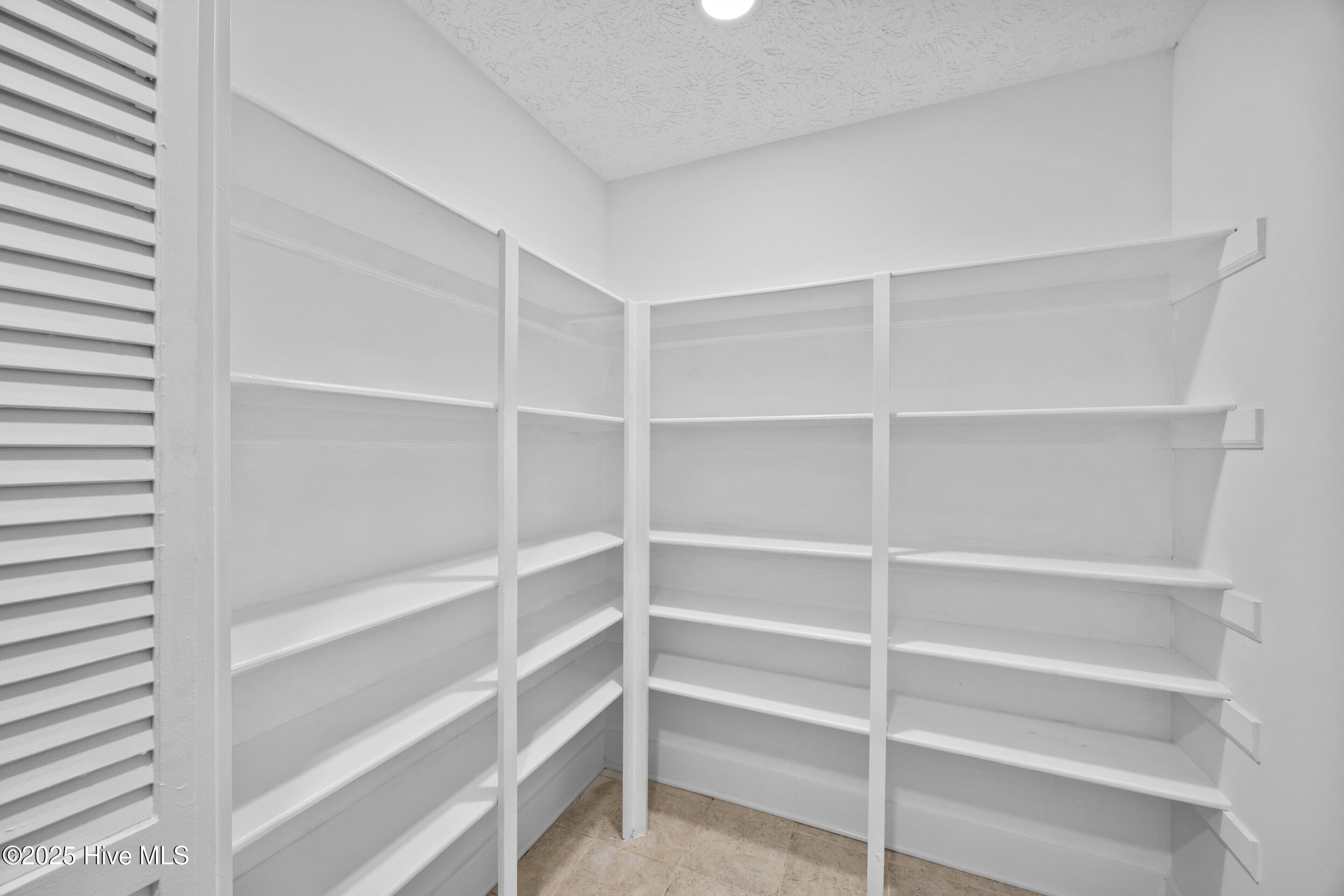 100521133 | Photo 18