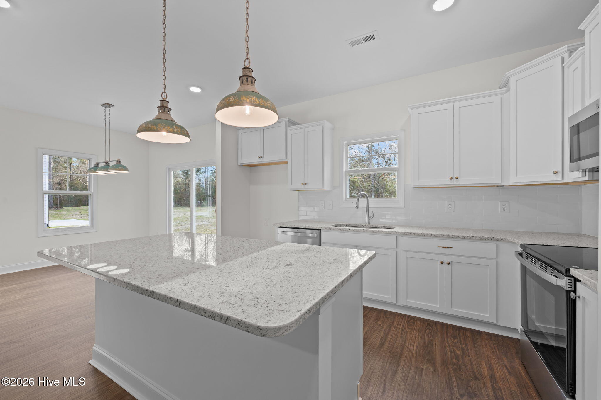 100528605 | Photo 13