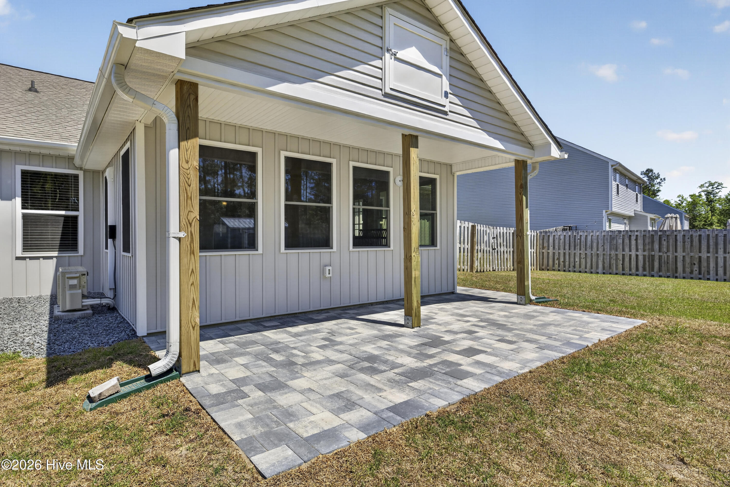 100570076 | Photo 11