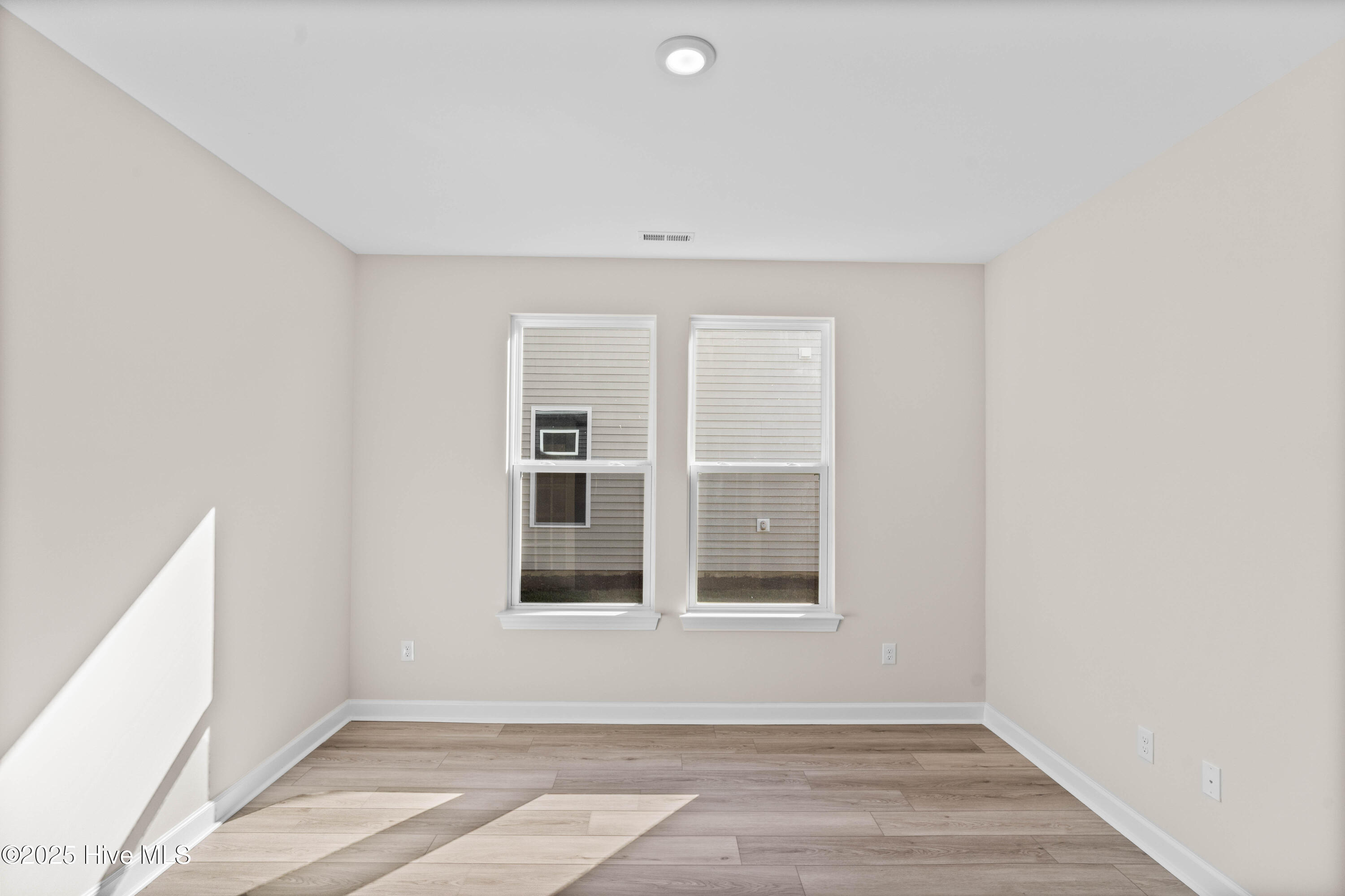 100499667 | Photo 12