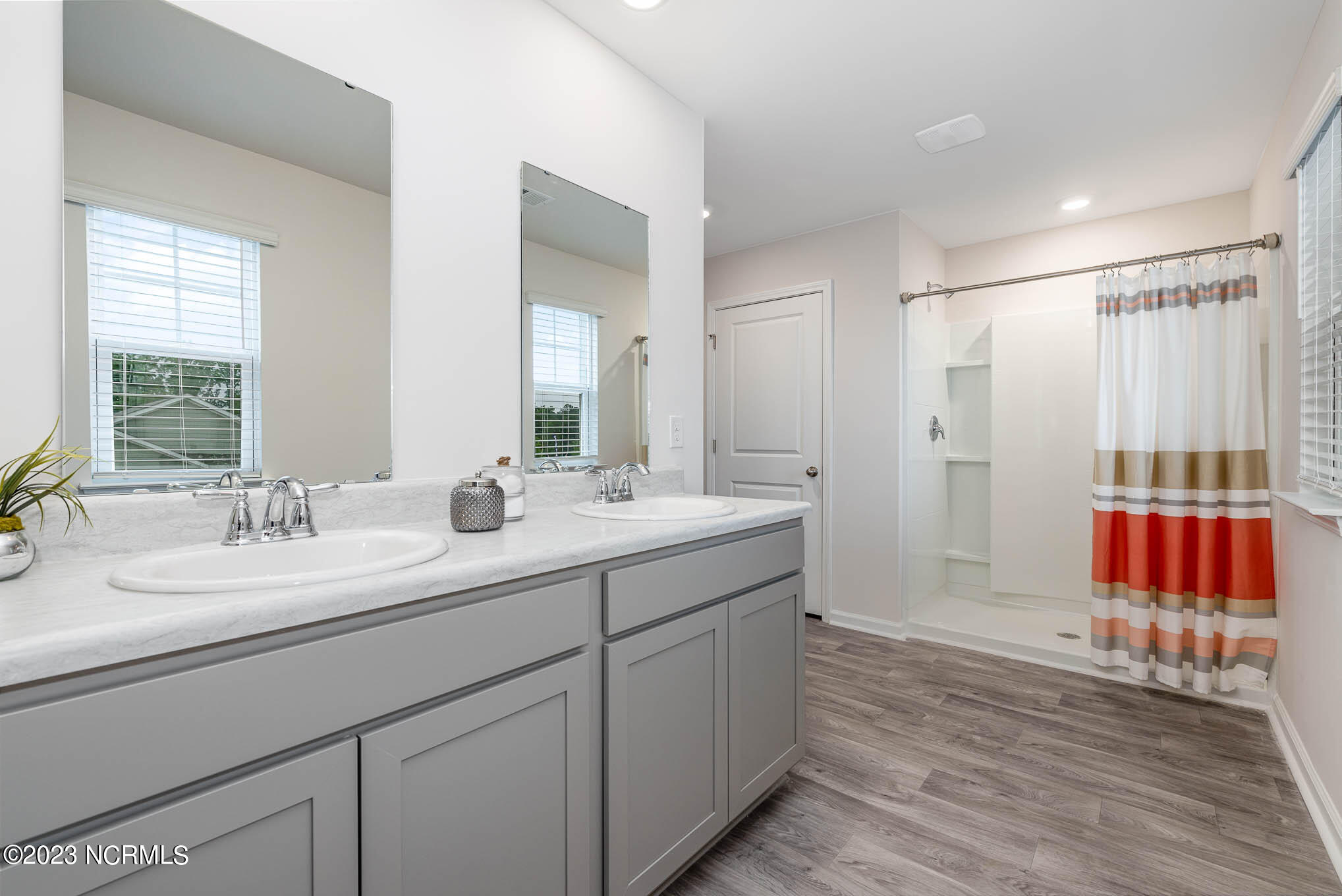 100553560 | Photo 24