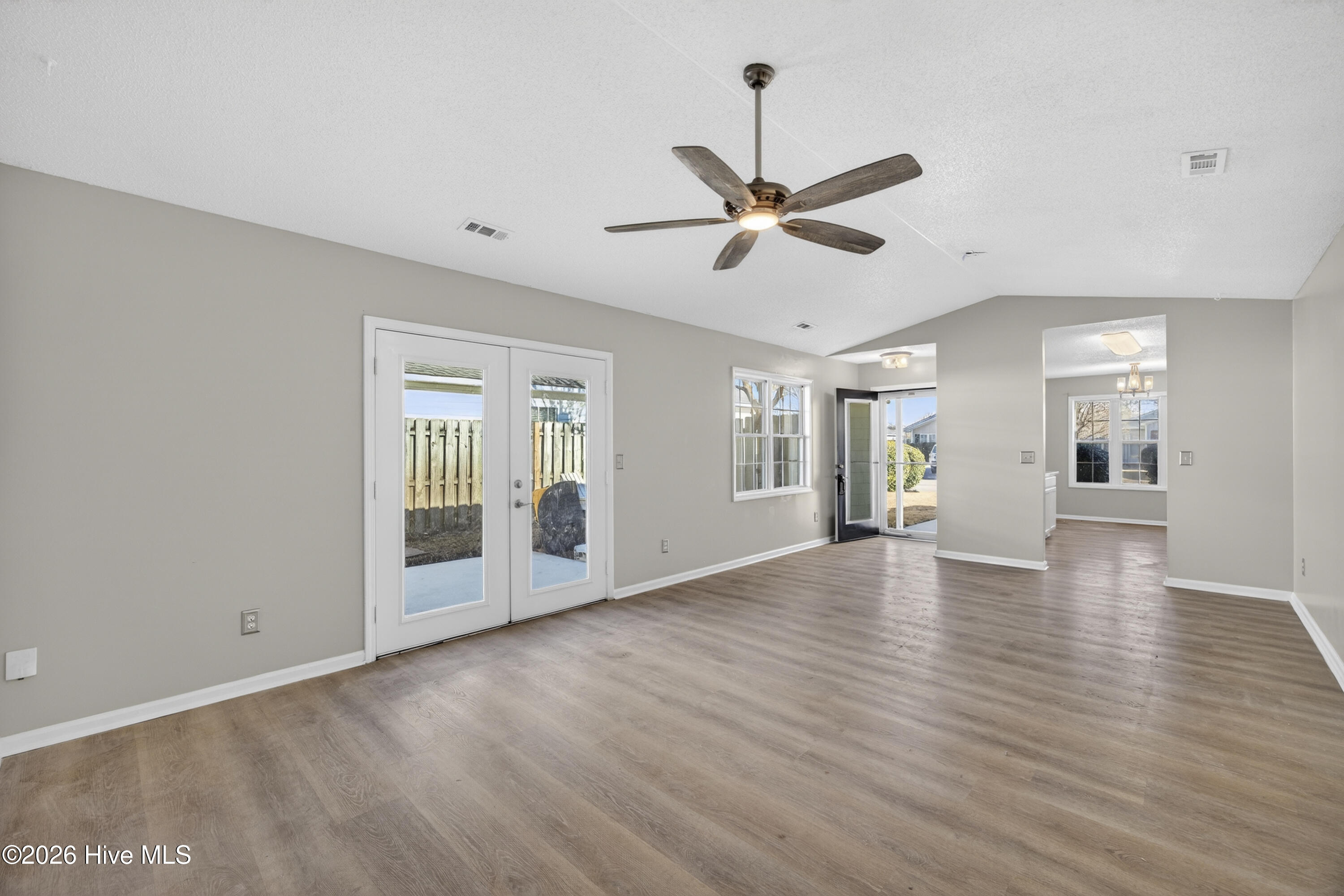 100549649 | Photo 11