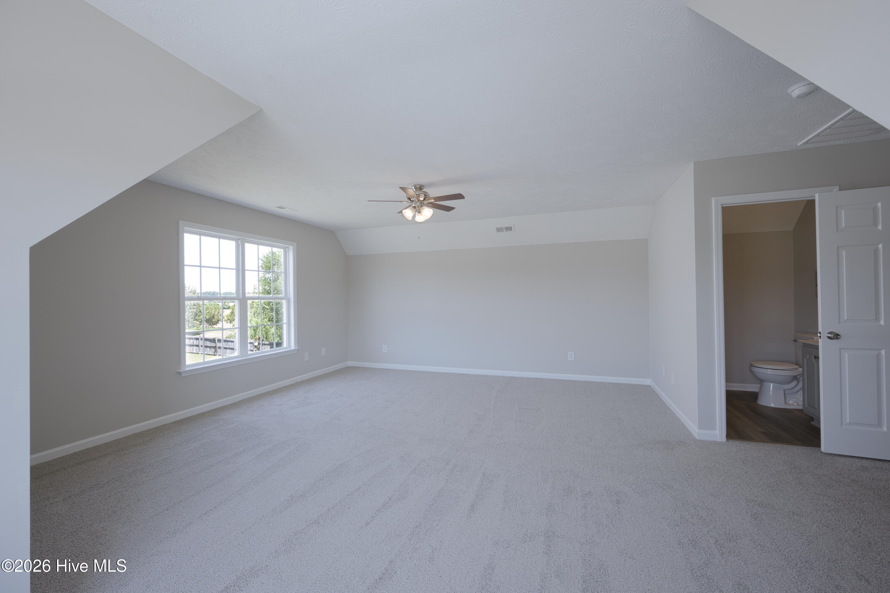 100570249 | Photo 35