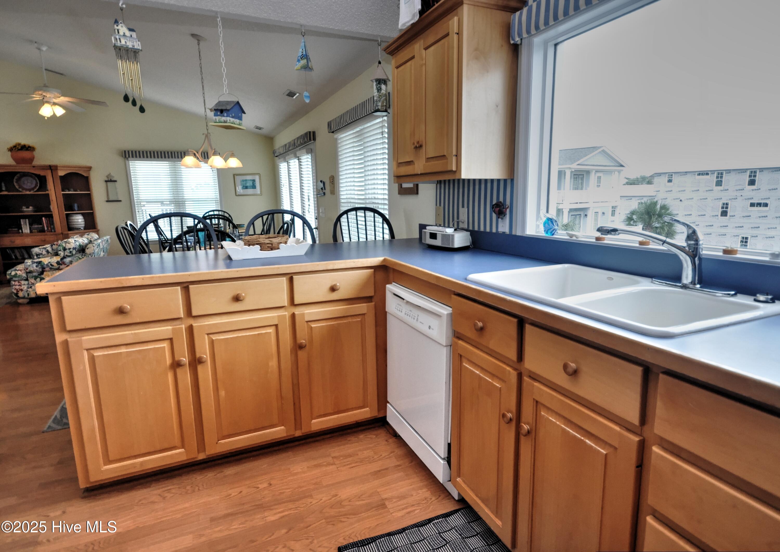 100538748 | Photo 18