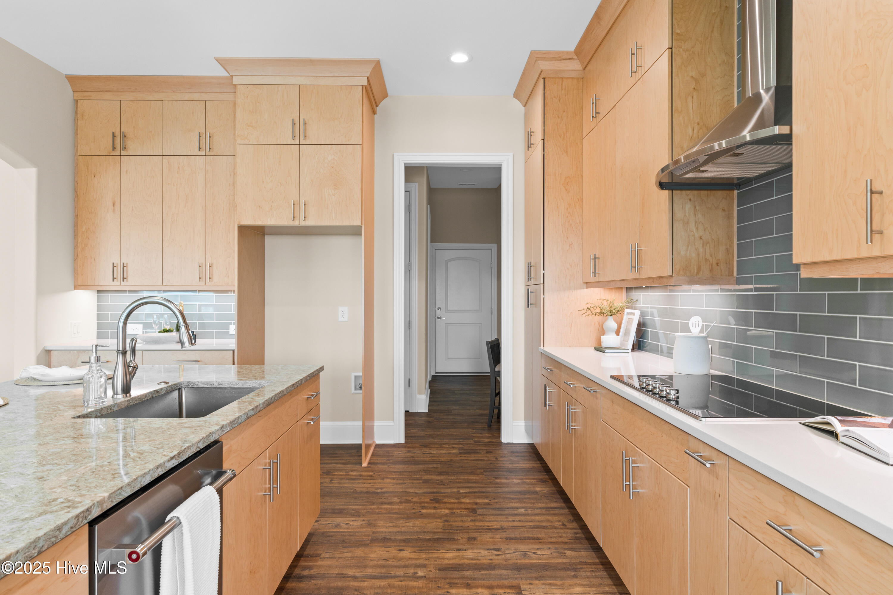 100524030 | Photo 23