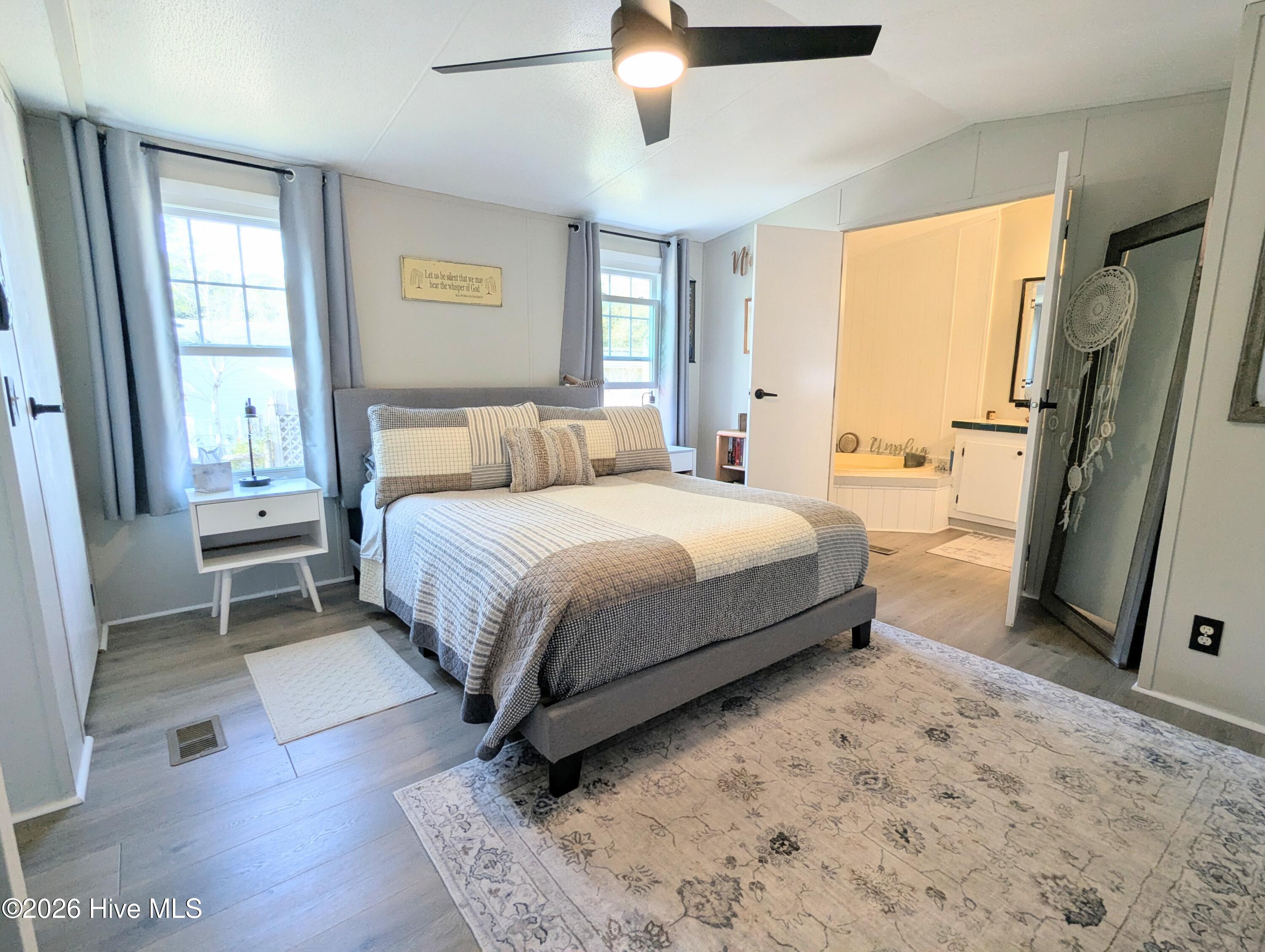 100548489 | Photo 16