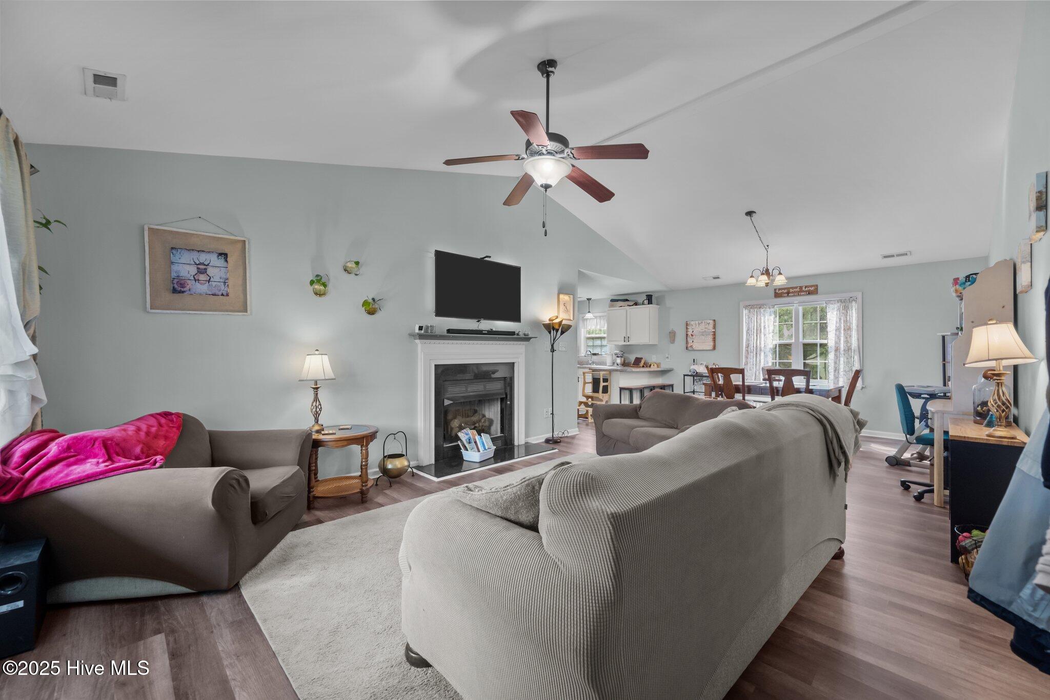 100557104 | Photo 24