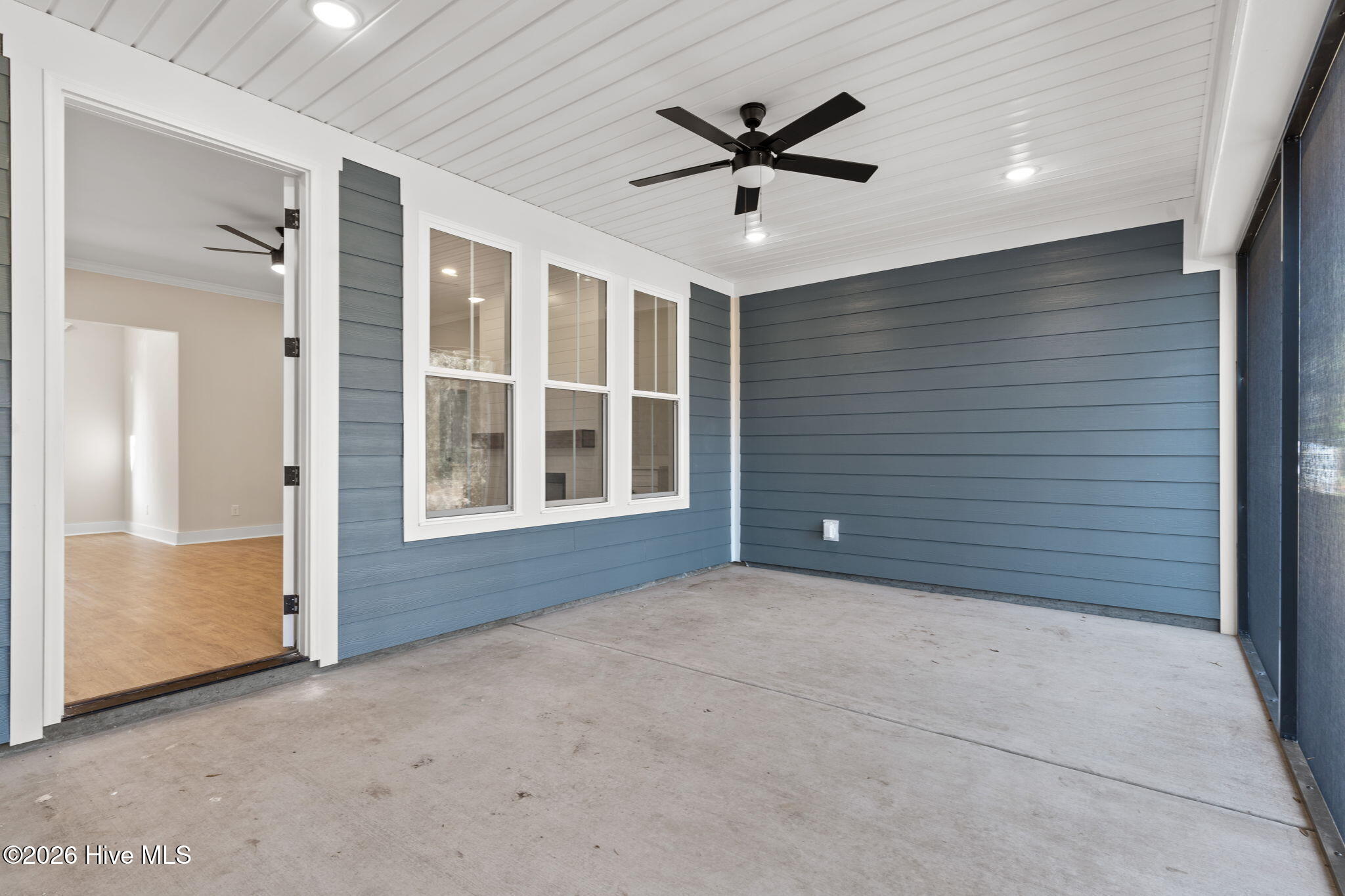 100558112 | Photo 44