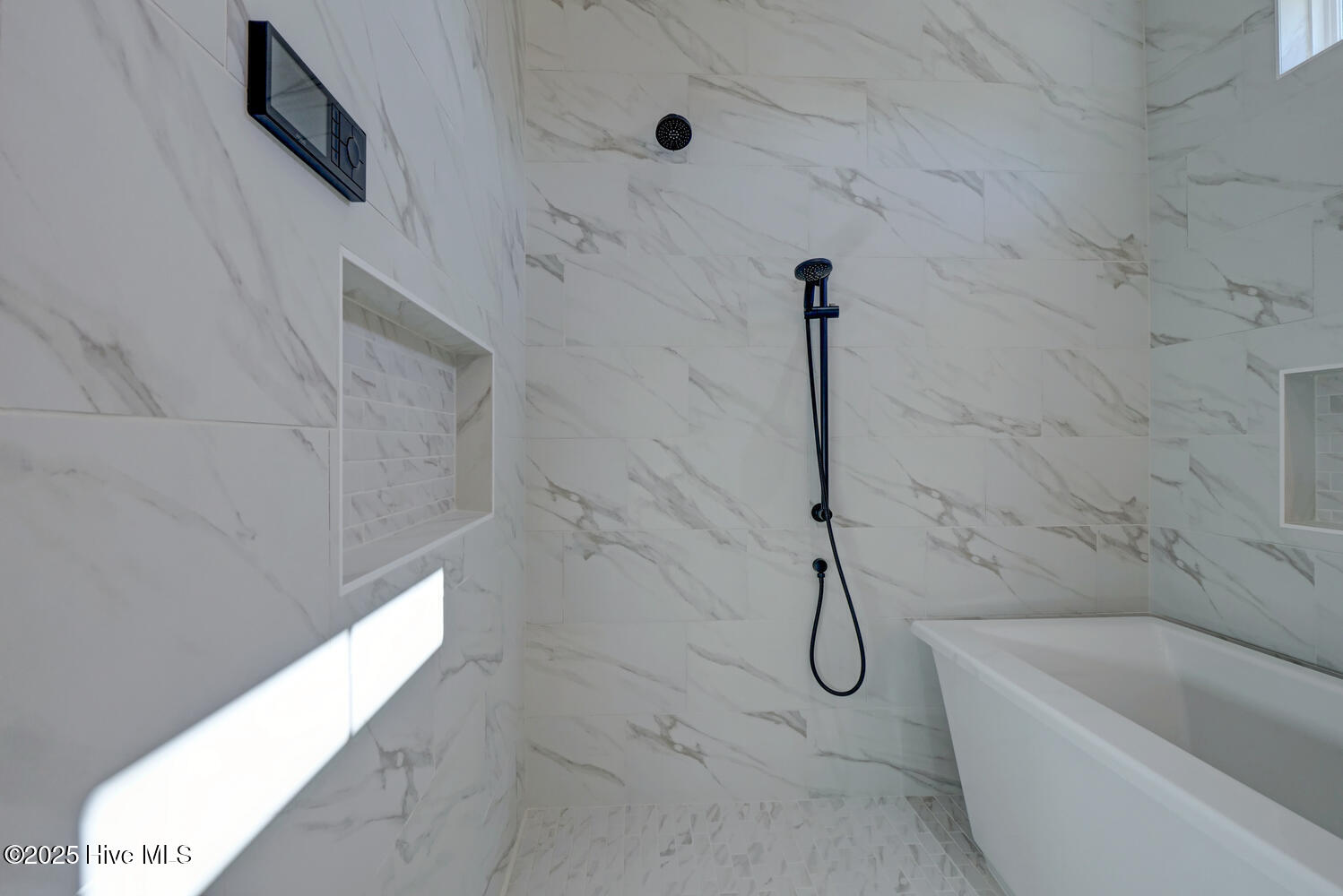 100545605 | Photo 41