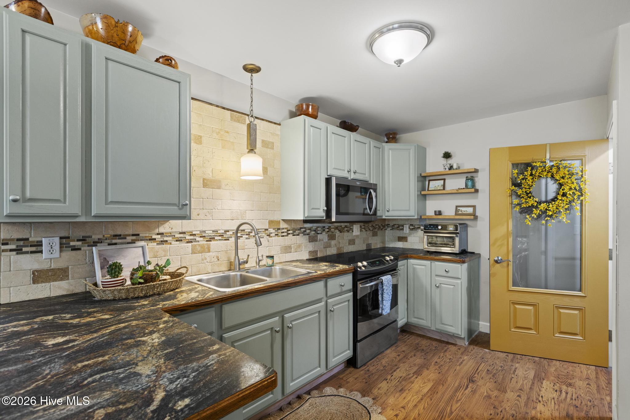 100569223 | Photo 38