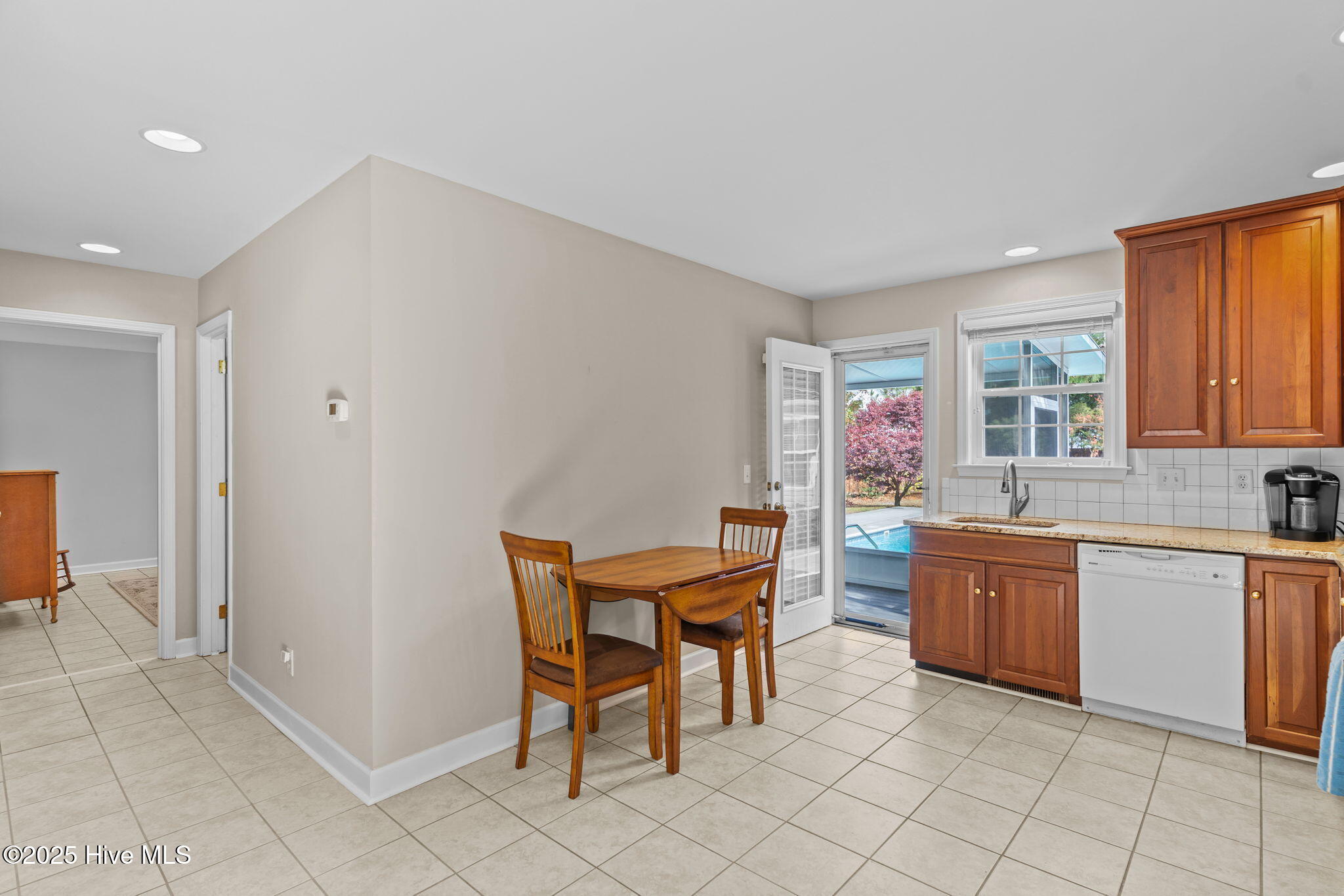 100543111 | Photo 52