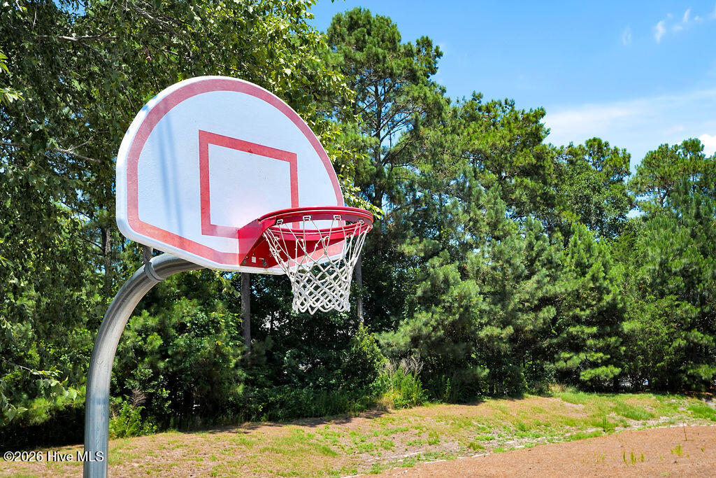 Pick up an afternoon game at Mimosa Bay's private community basketball court