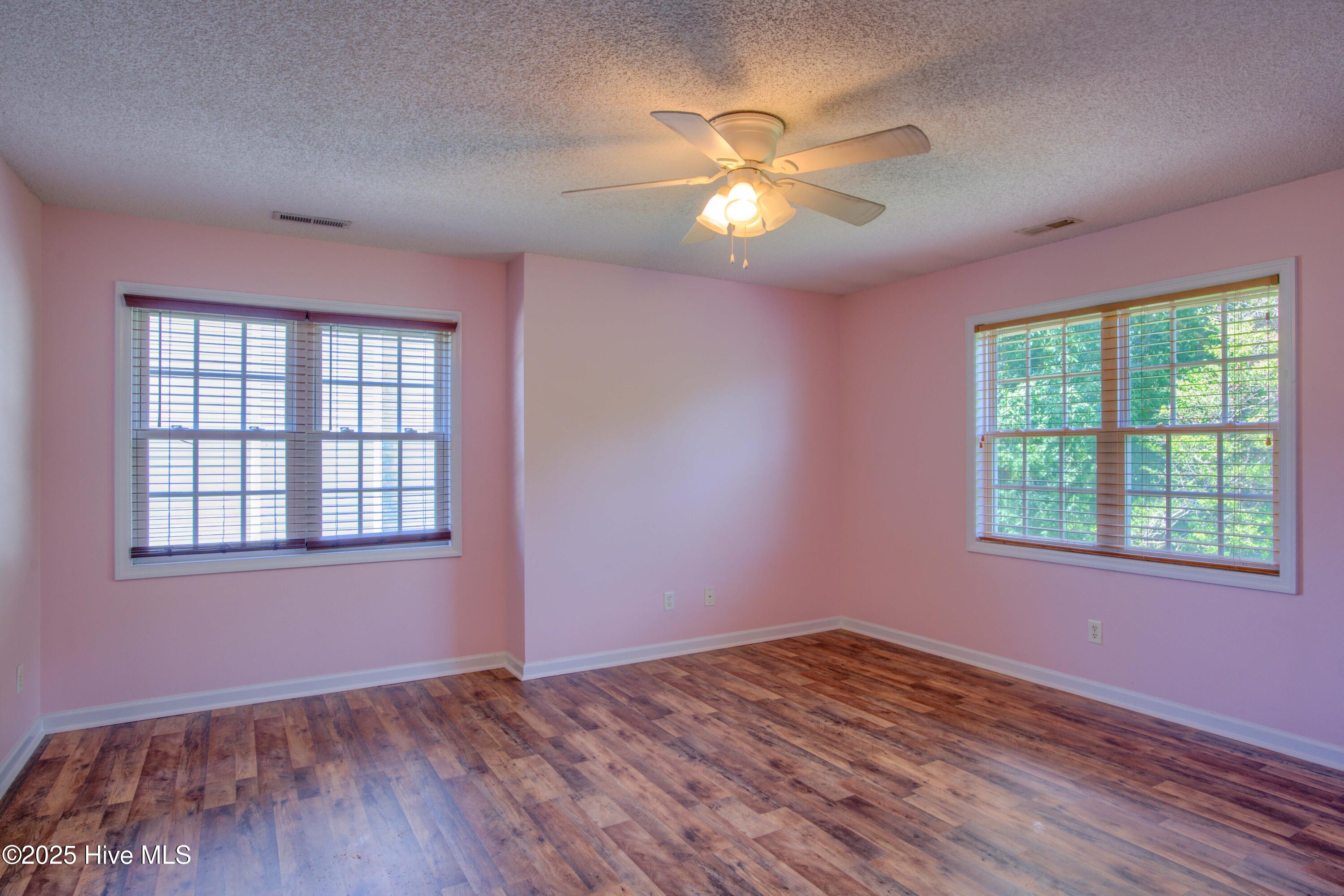 100543854 | Photo 18