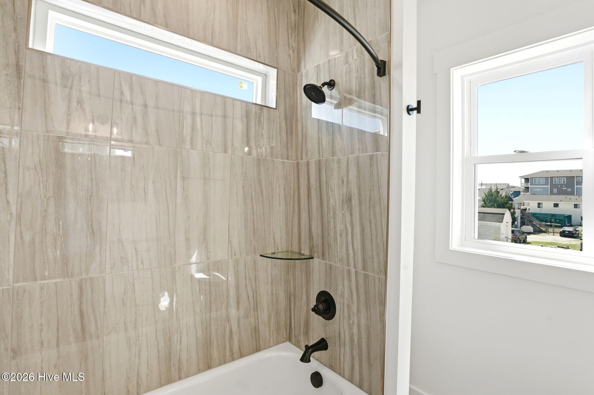 100561284 | Photo 34