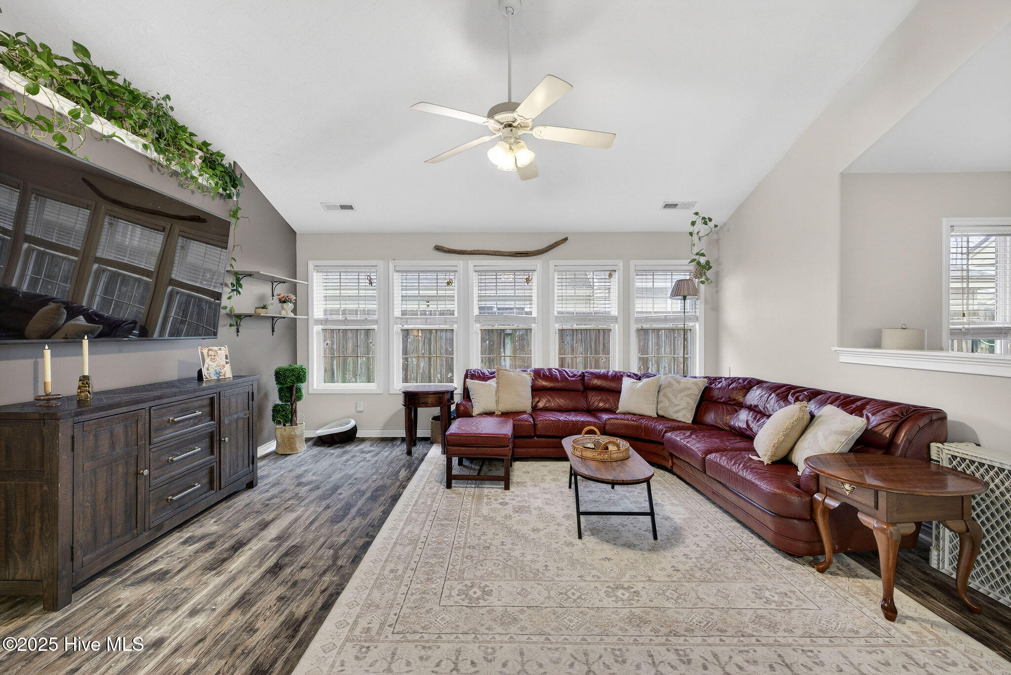 100543269 | Photo 11