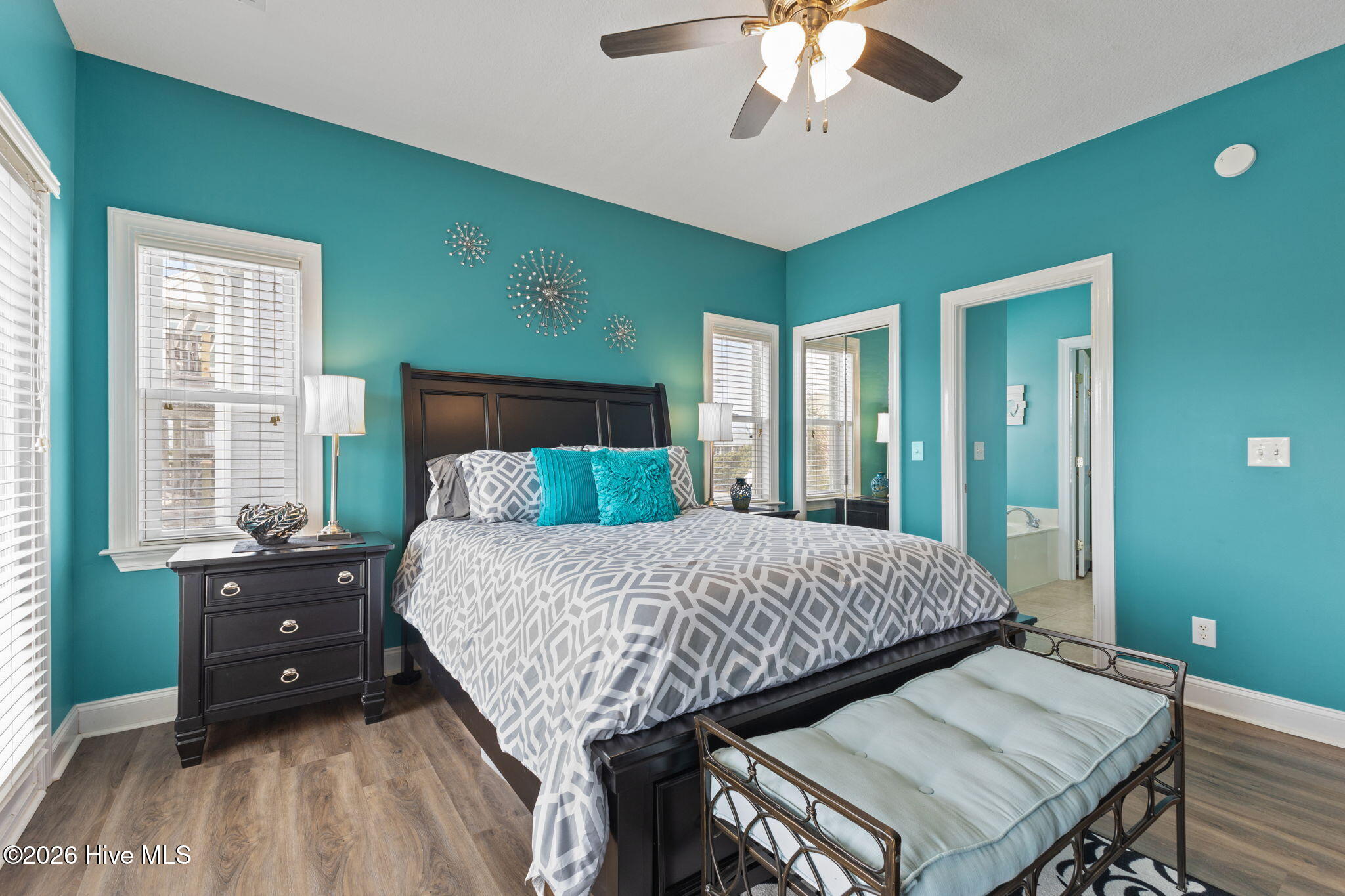 100563180 | Photo 28