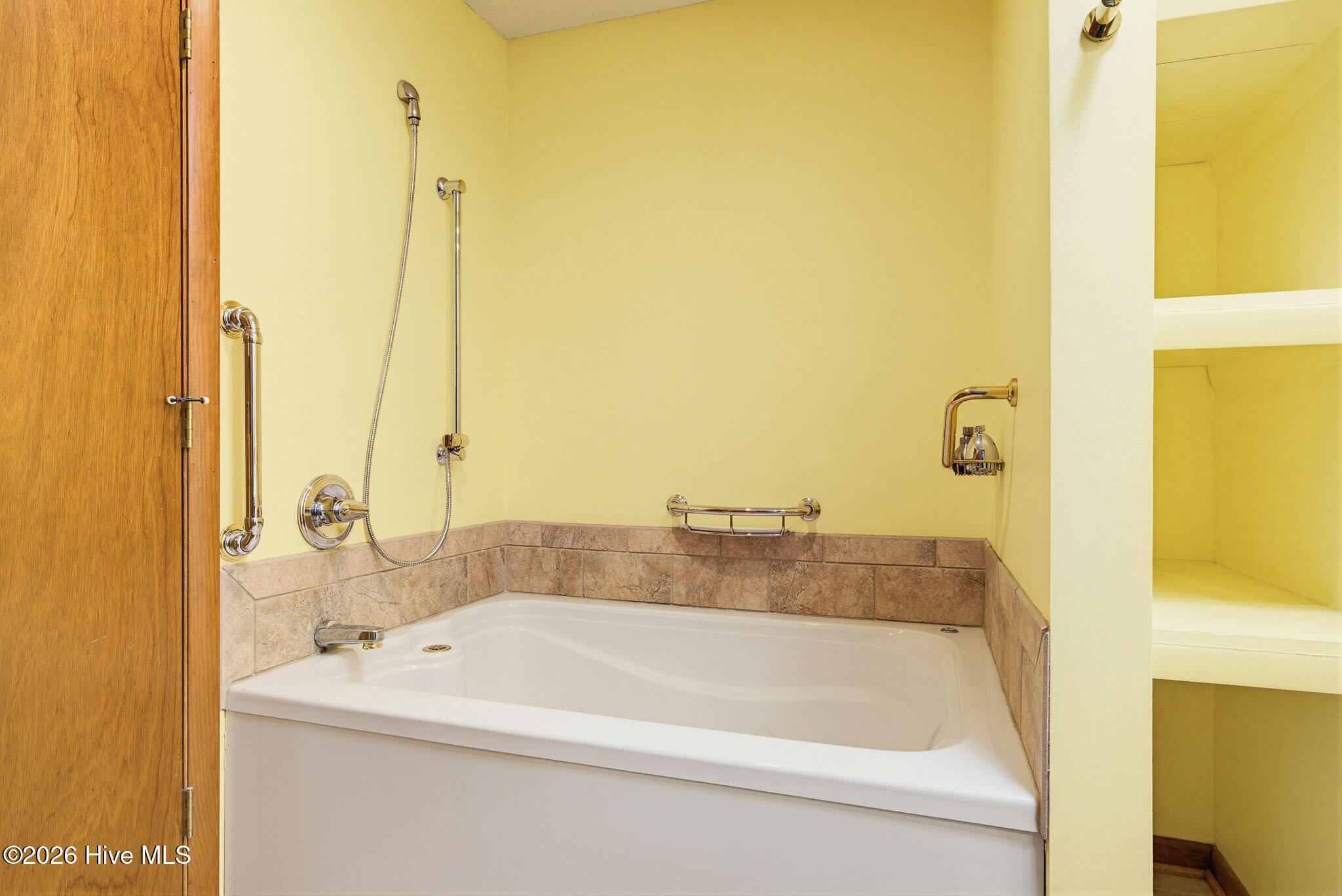 100568983 | Photo 44