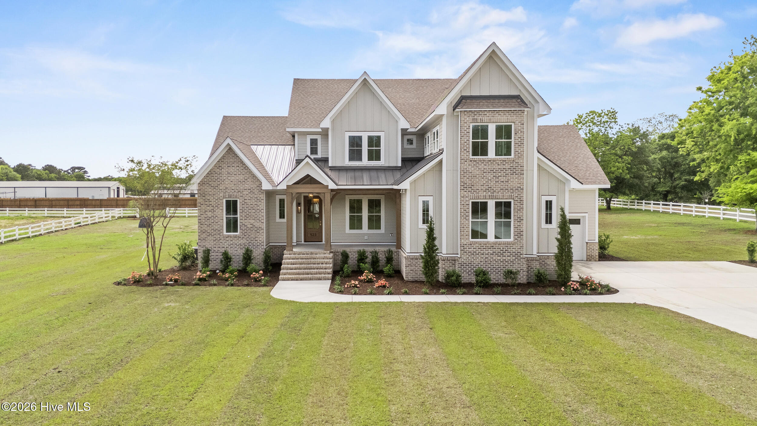 100570401 | Photo 48