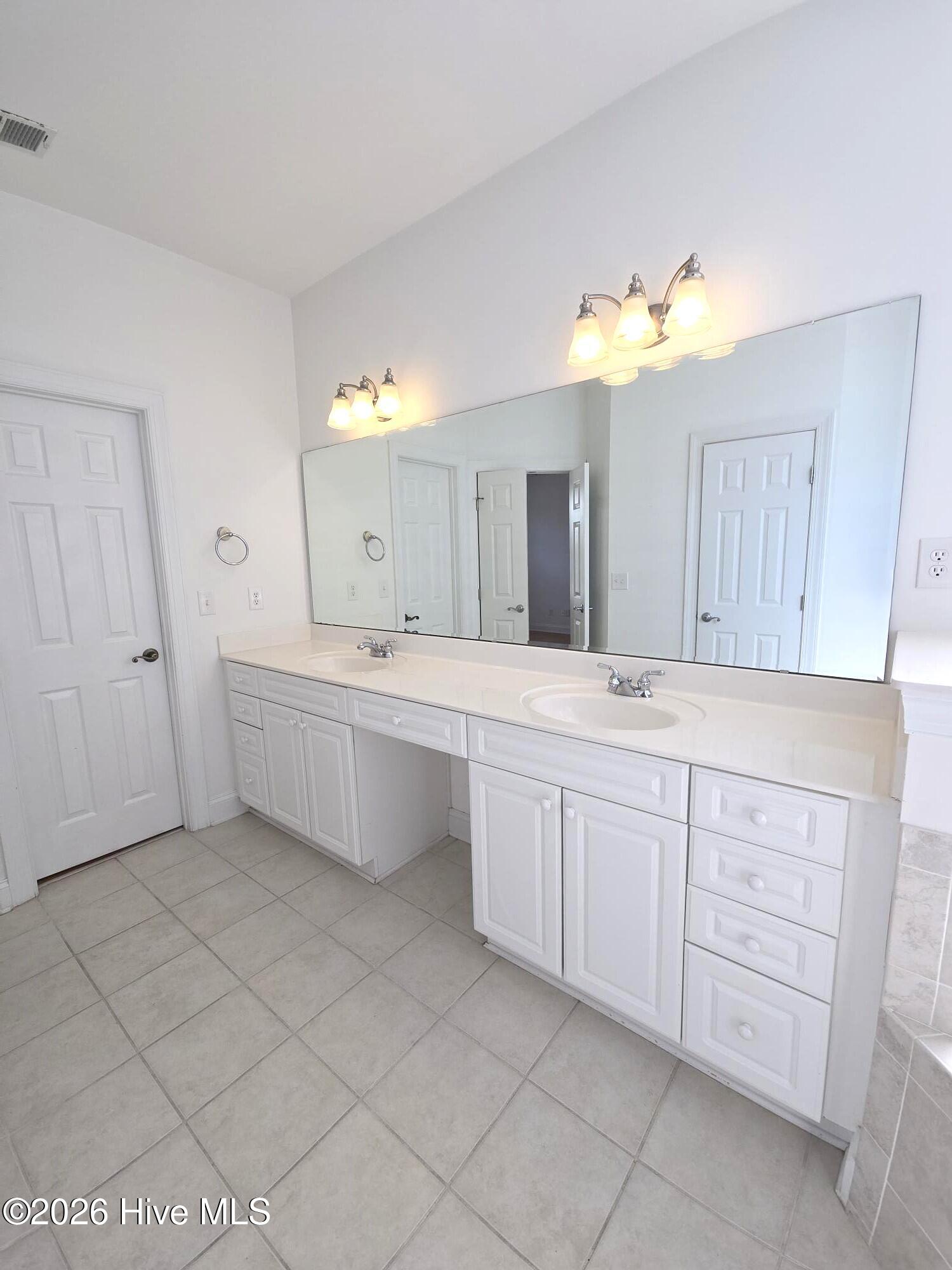 100526978 | Photo 16