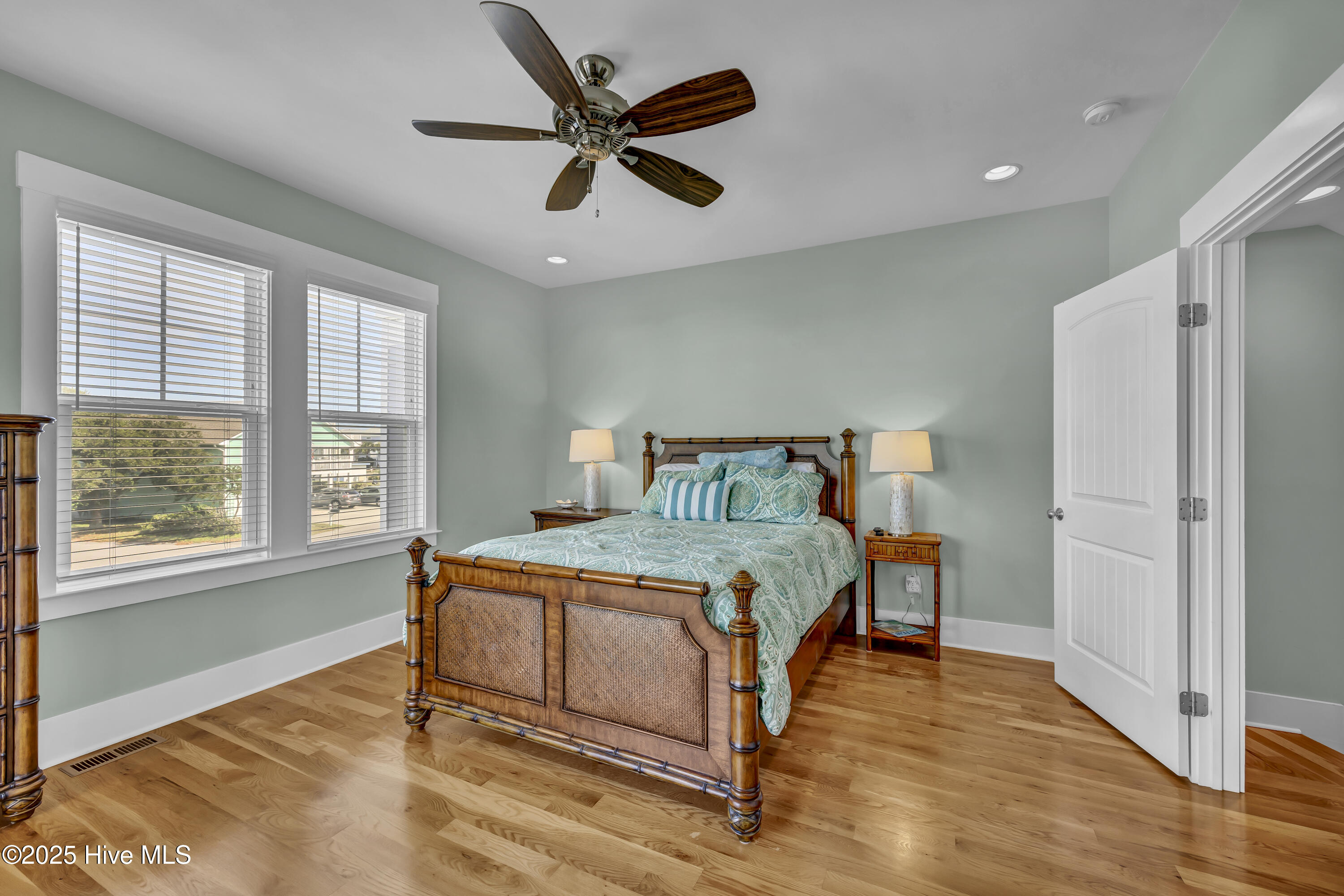 100535596 | Photo 44