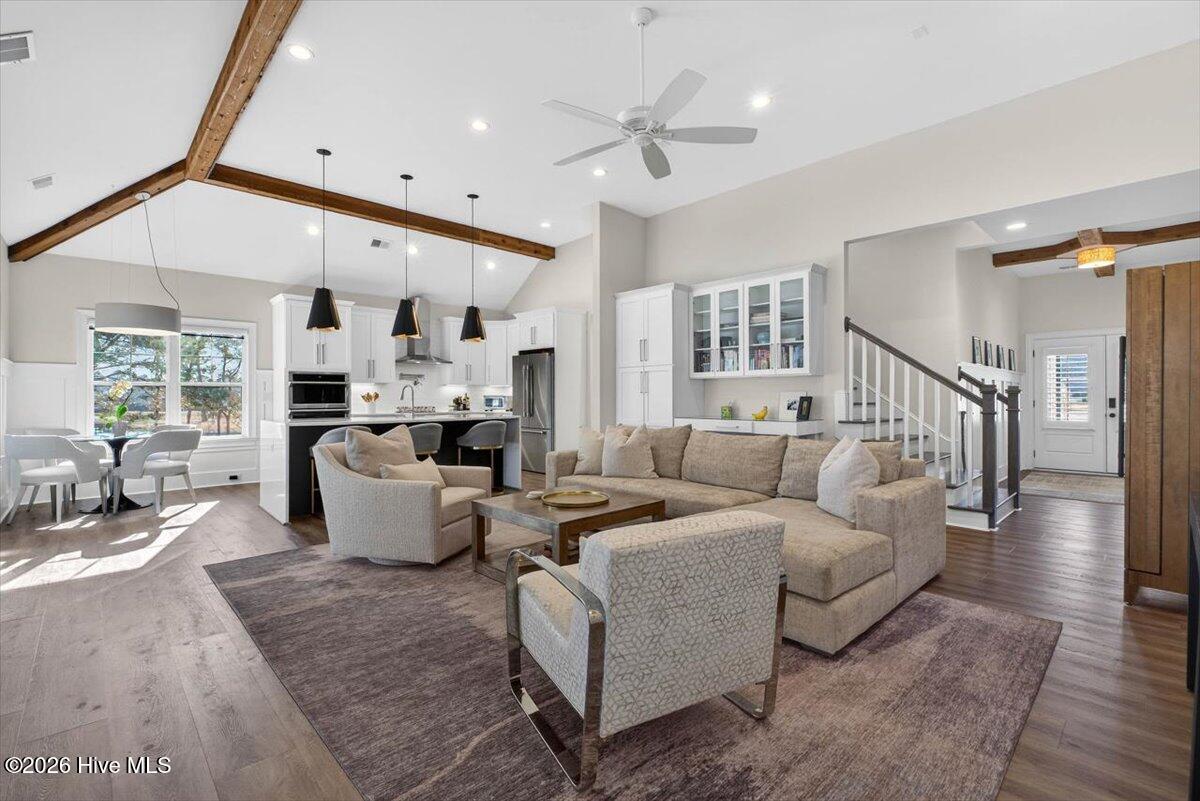 100548349 | Photo 15