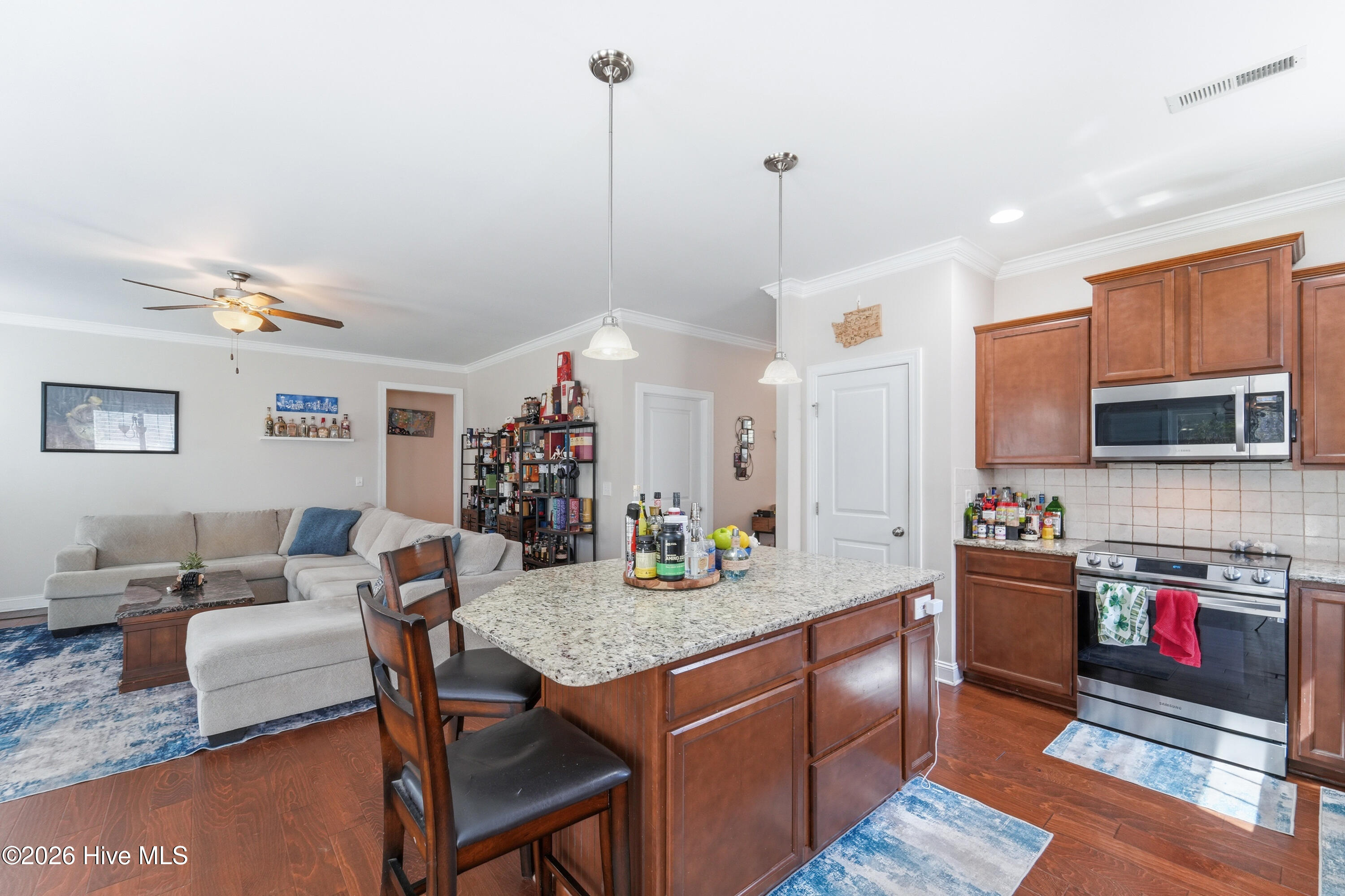 100562965 | Photo 28