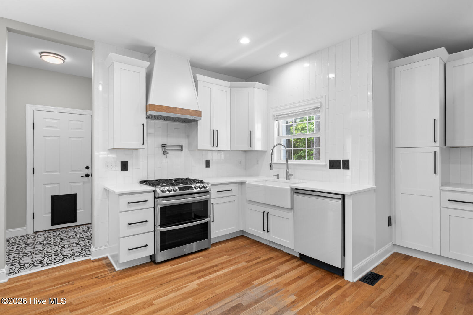 100569189 | Photo 17