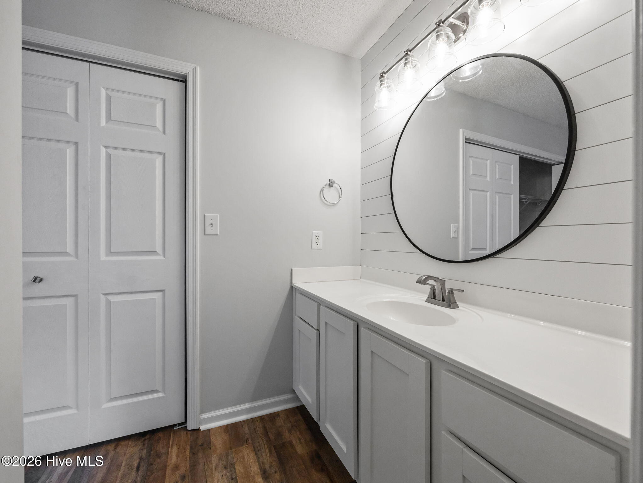 100565489 | Photo 26