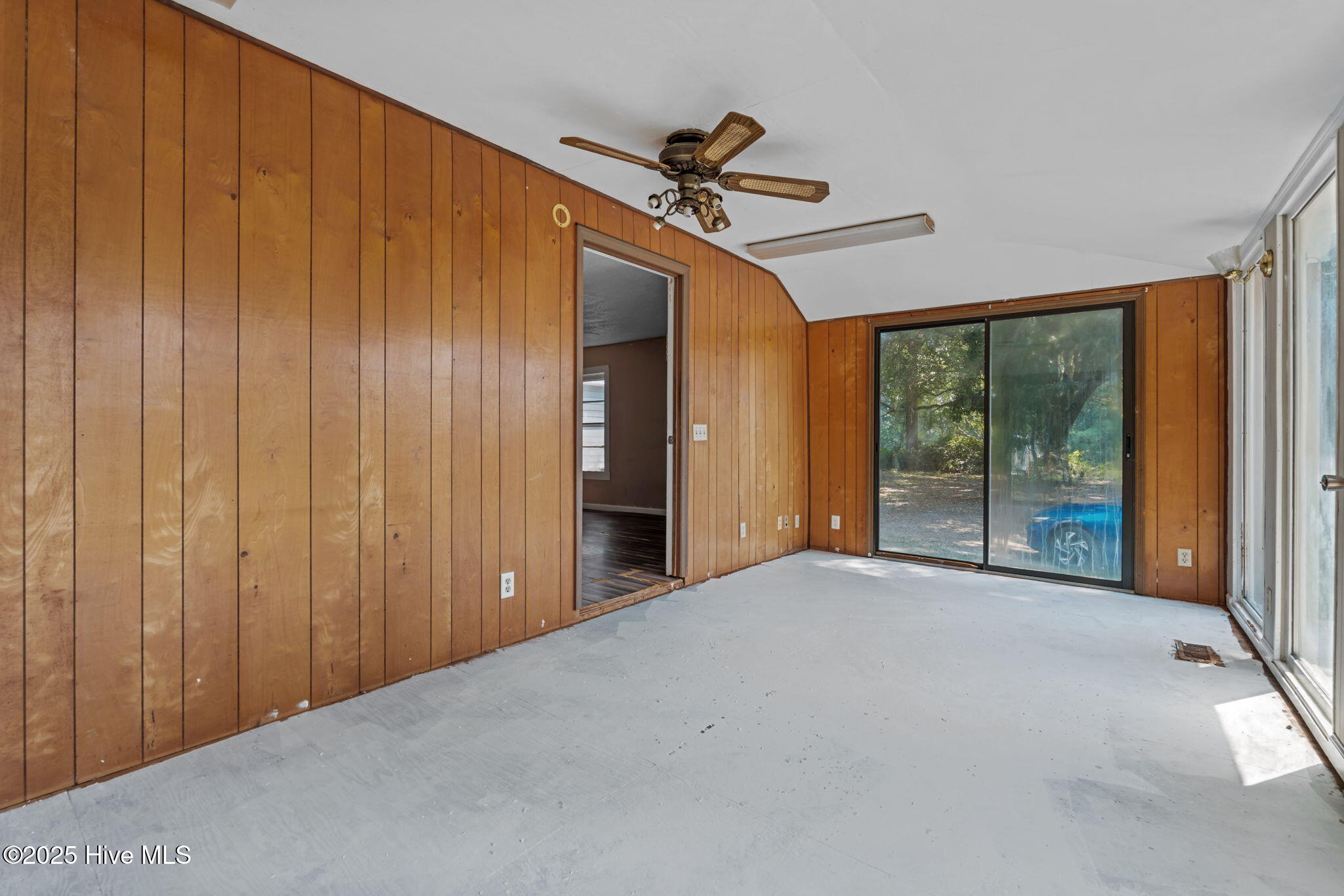 100529357 | Photo 24