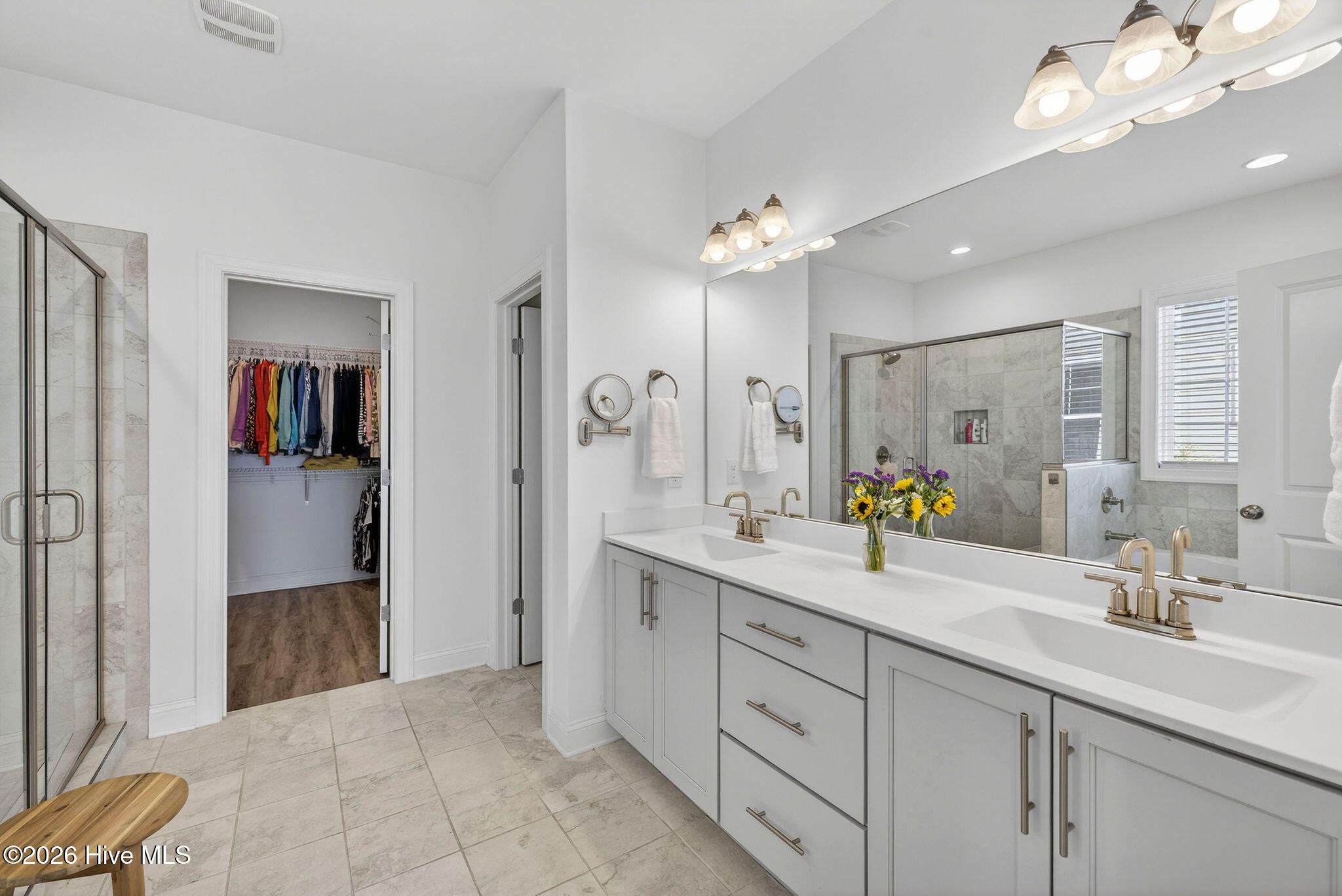 100554120 | Photo 32